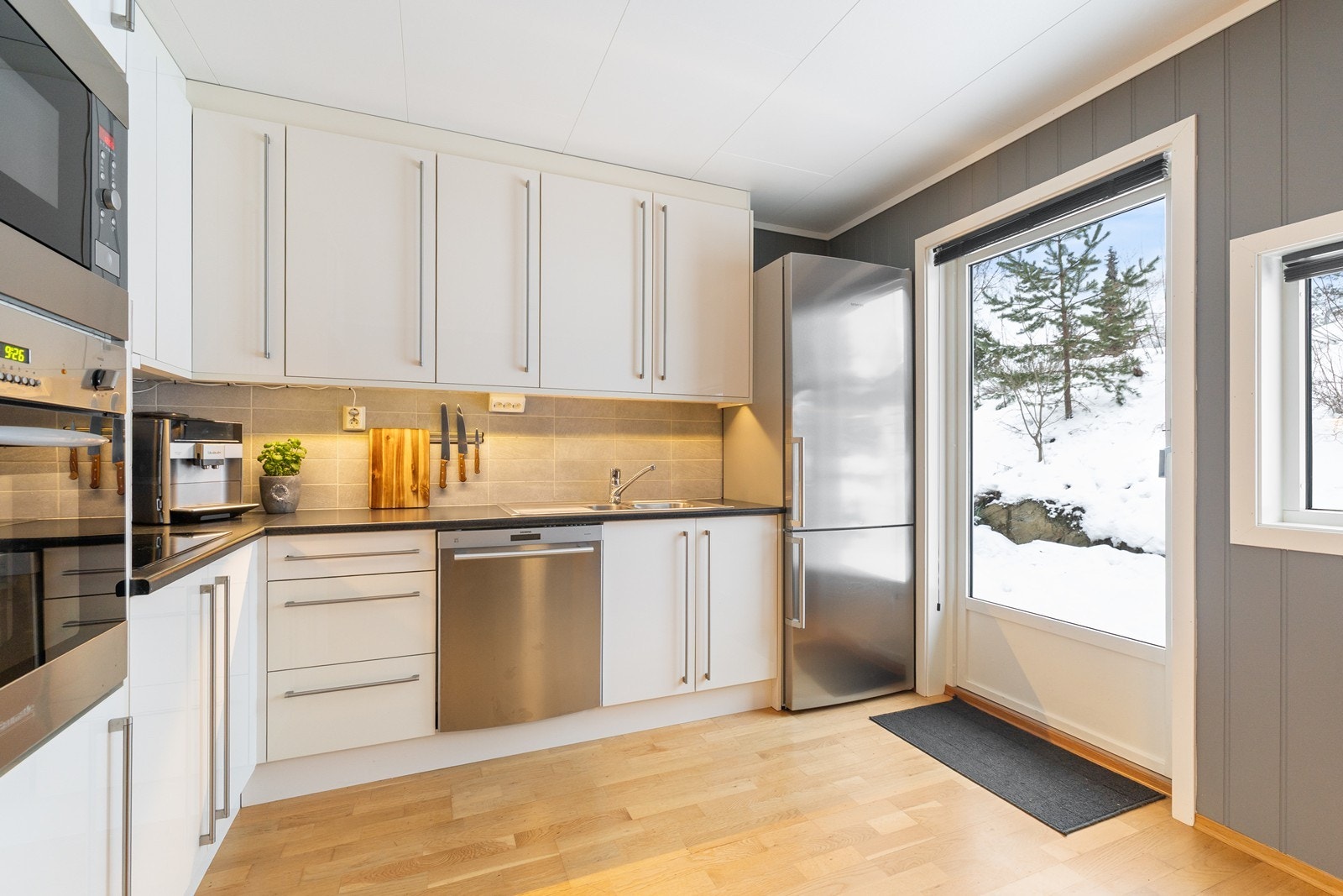 Fra kjøkkenet er det adkomst til baksiden av eiendommen via terrassedør. Galleribilde