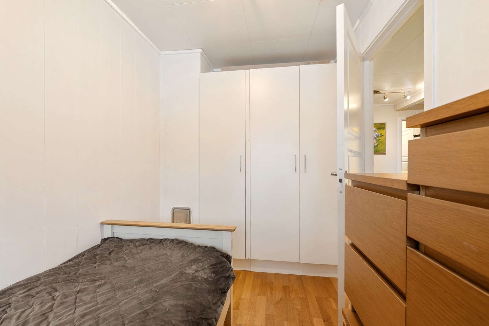 I soverommet er det tilhørende garderobeskap. Galleribilde