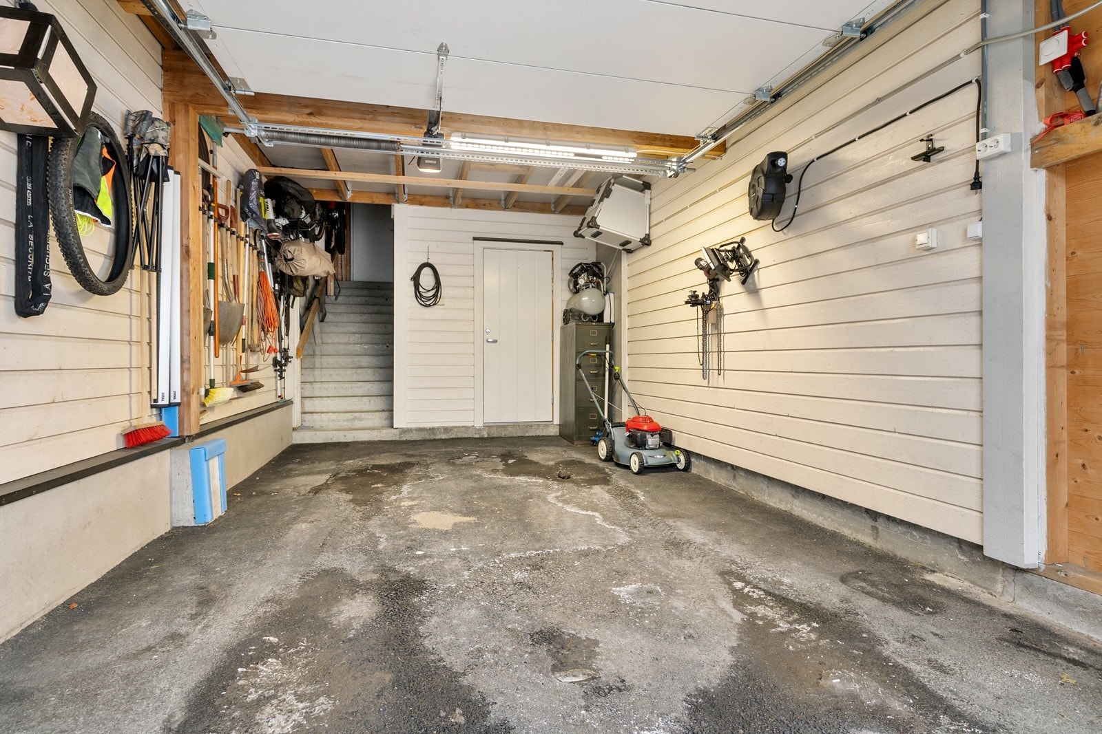 Garasje med asfaltert dekke. Galleribilde