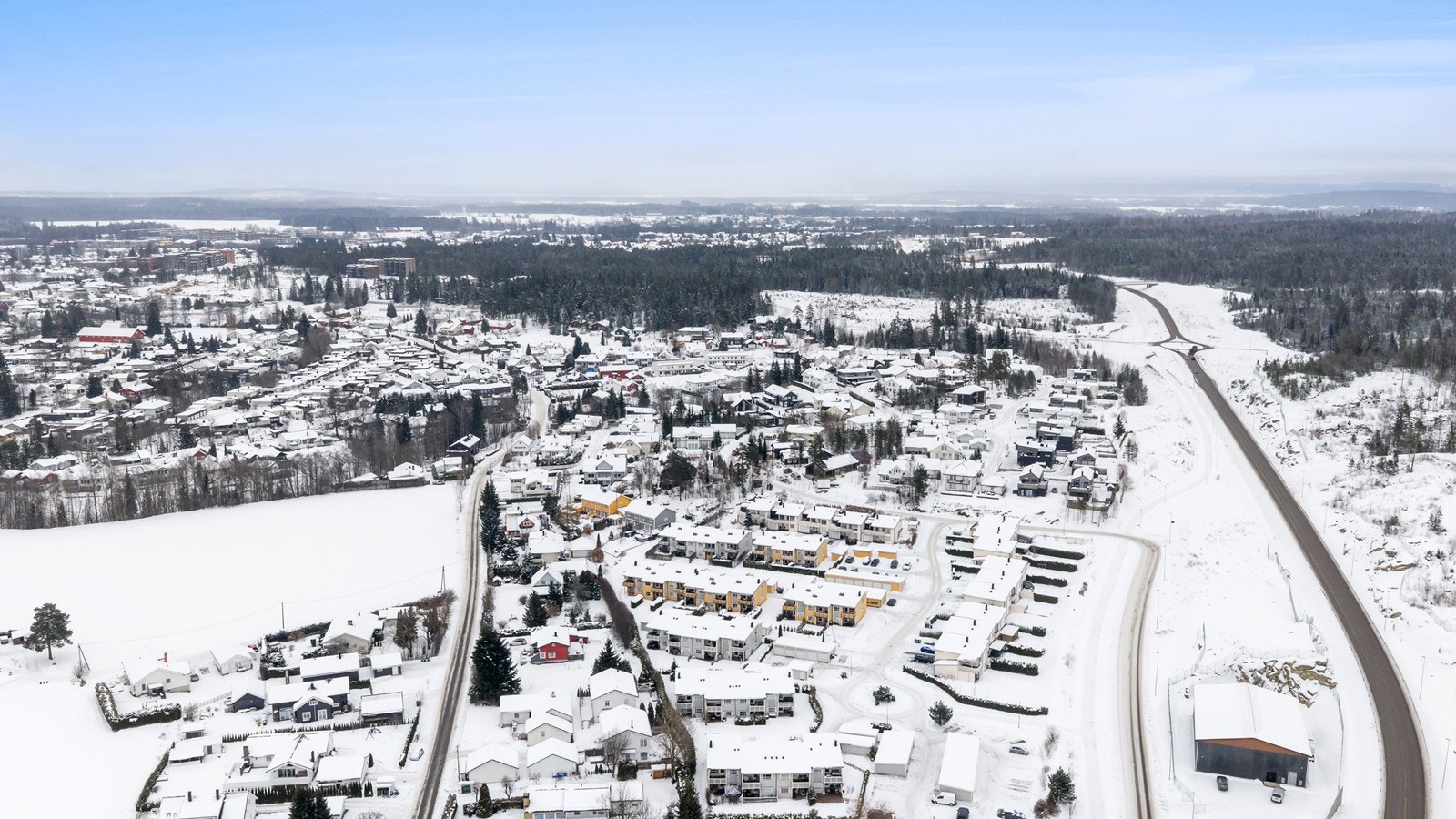 Boligen har en fin og barnevennlig beliggenhet på Langelandsfjellet. Galleribilde