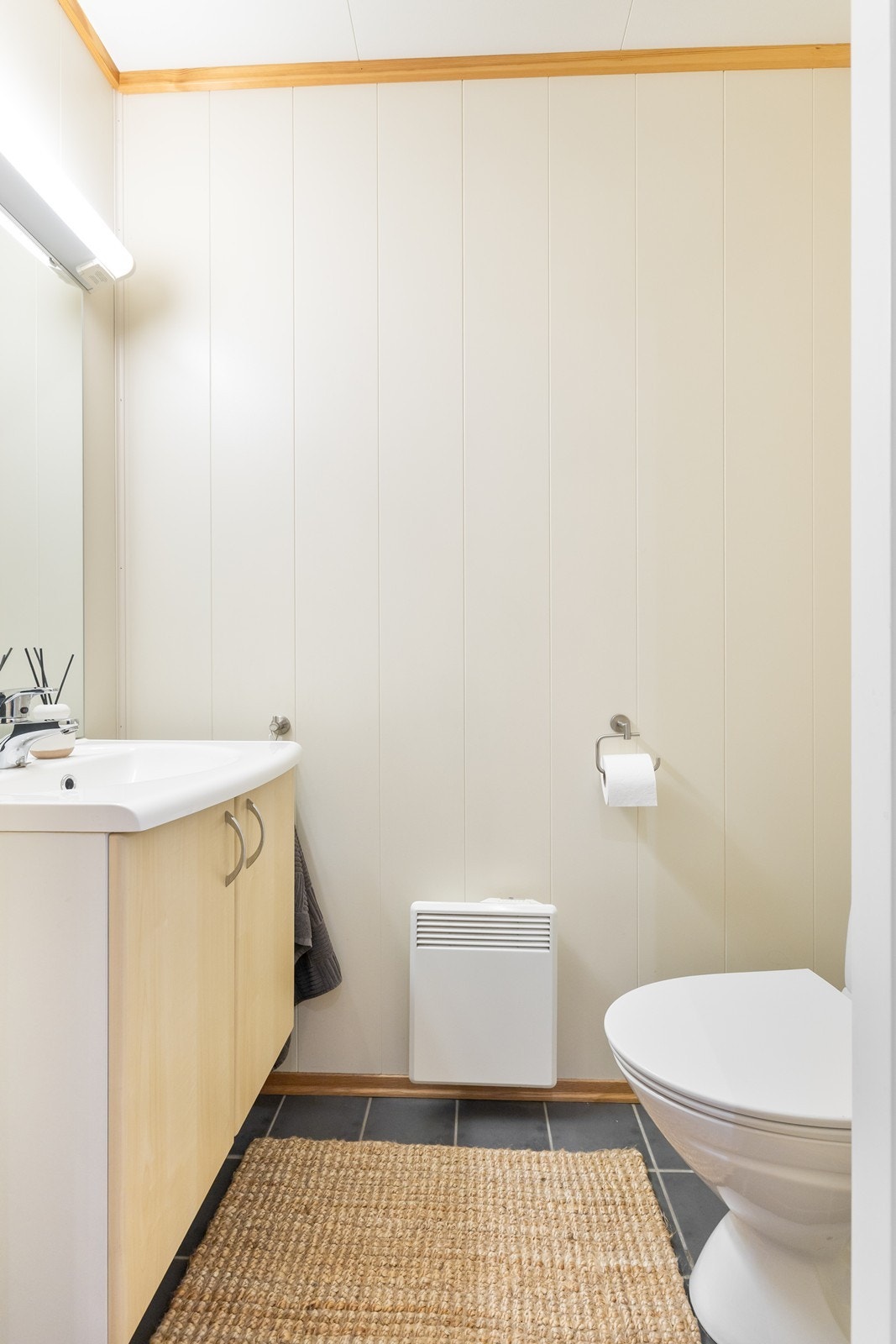 Praktisk toalettrom i 2. etasje med toalett og servant i servantskap. Galleribilde