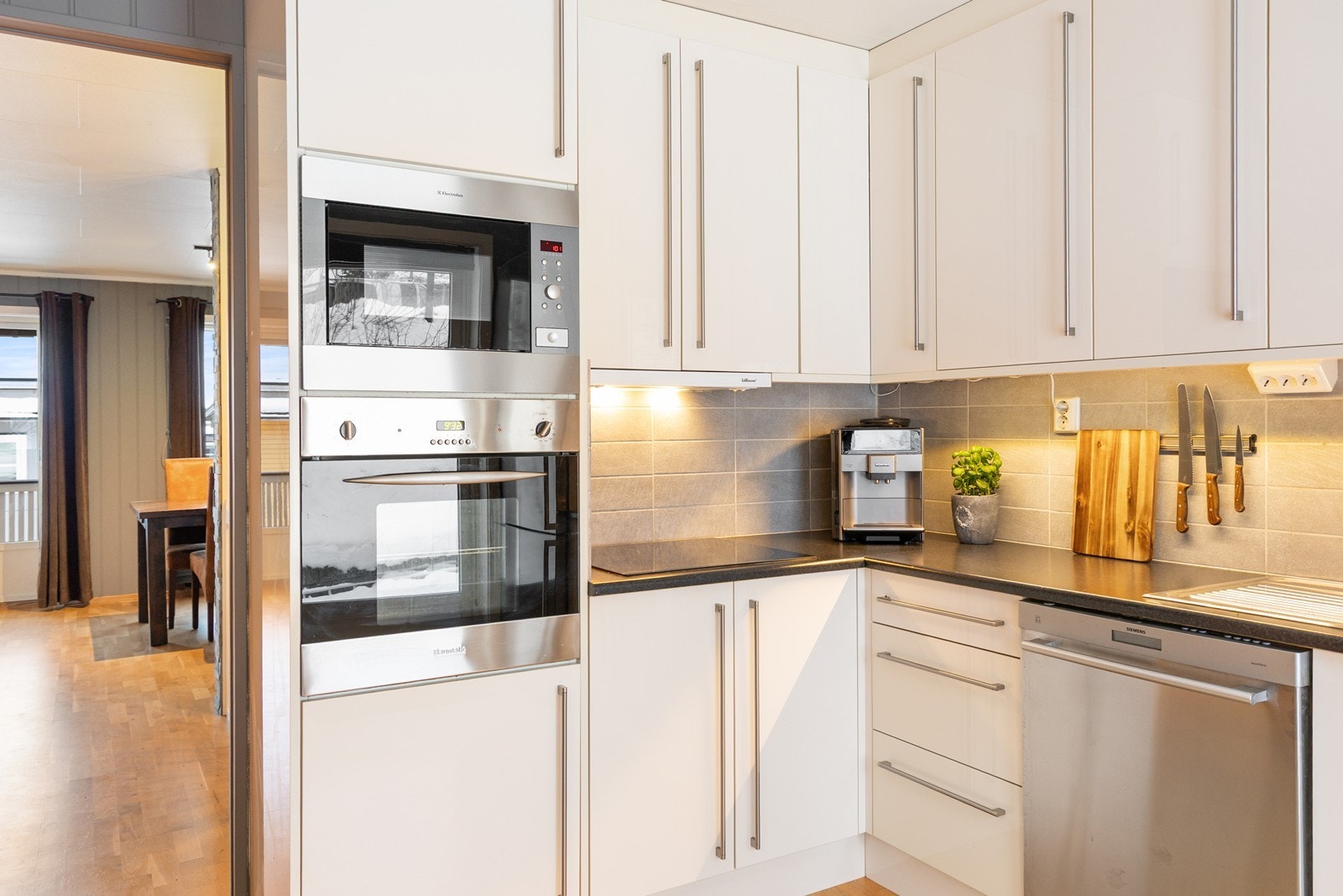 Kjøkkenet har integrerte hvitevarer som stekeovn, koketopp, mikroovn og oppvaskmaksin. Avsatt plass til fryse- og kjøleskap. Galleribilde