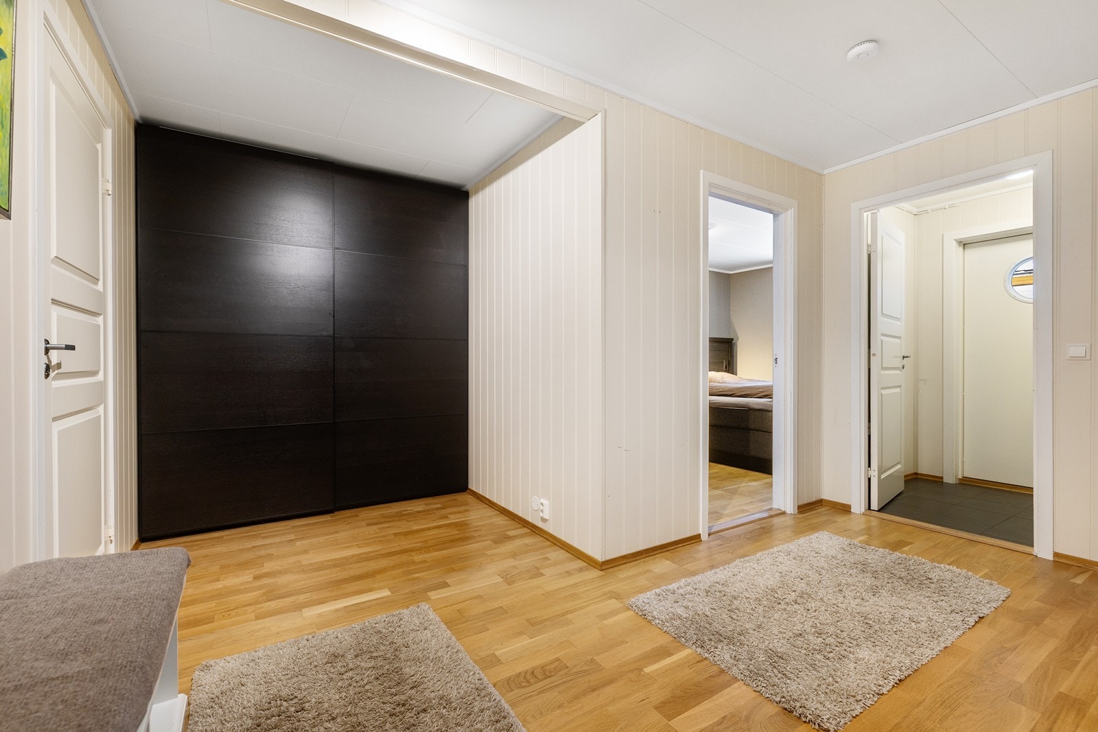 I gangen er det et stort garderobeskap med skyvedørsfronter. Galleribilde