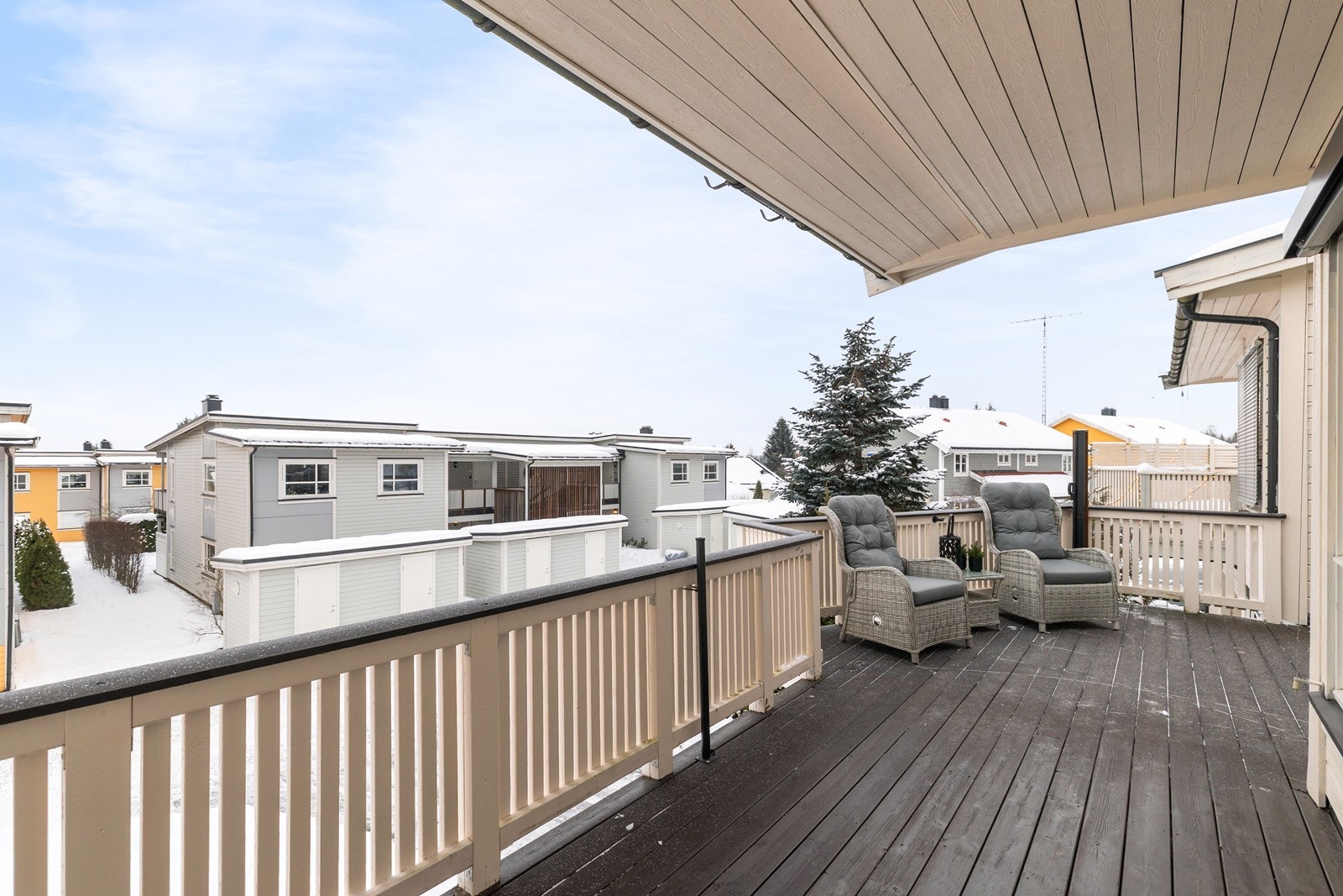 Romslig veranda utenfor stuen målt til ca. 32 kvm. Denne er delvis overbygget. Galleribilde