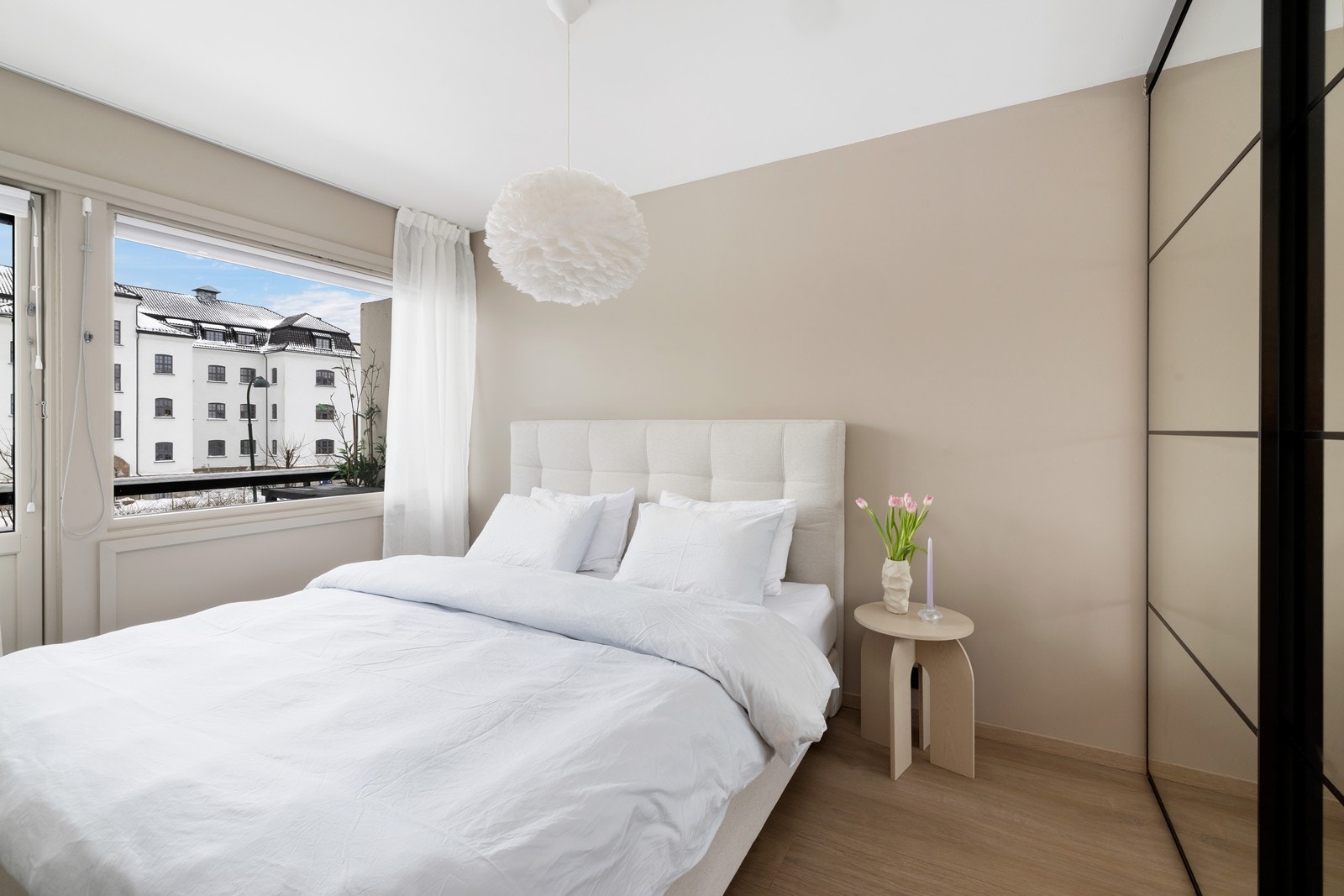 Hovedsoverom med god plass til dobbeltseng Galleribilde