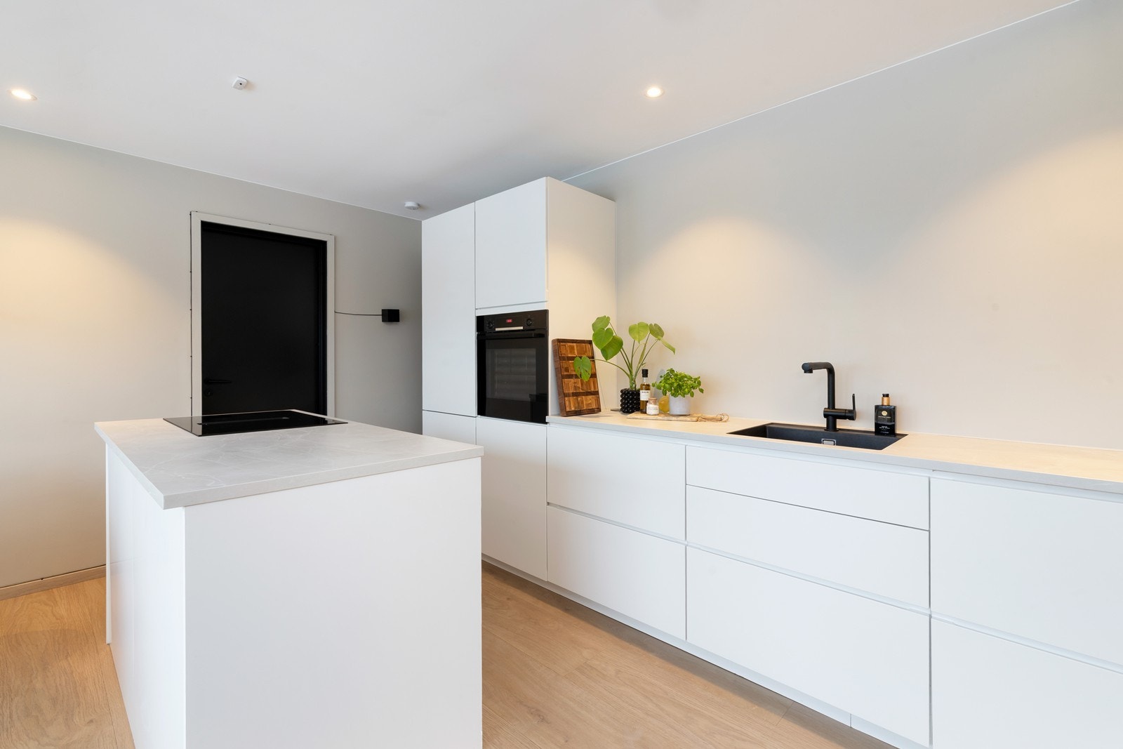 Delikat kjøkken med mye skap- og benkeplass Galleribilde