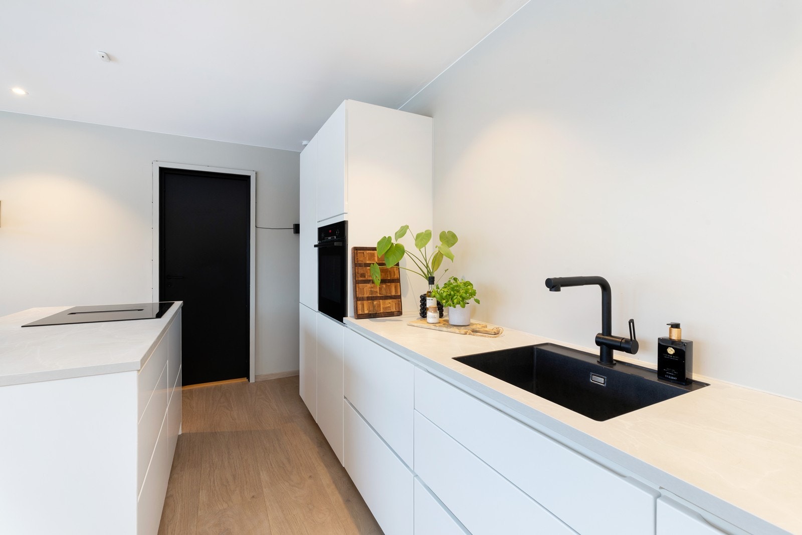 Kjøkken med integrerte hvitevarer Galleribilde