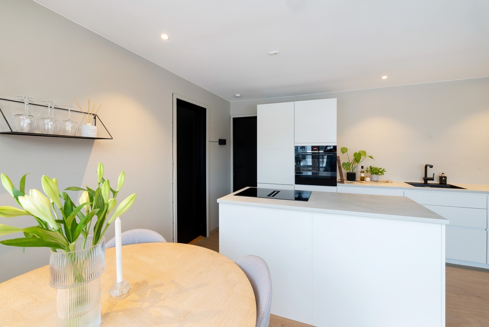 Praktisk åpen løsning mot kjøkken Galleribilde