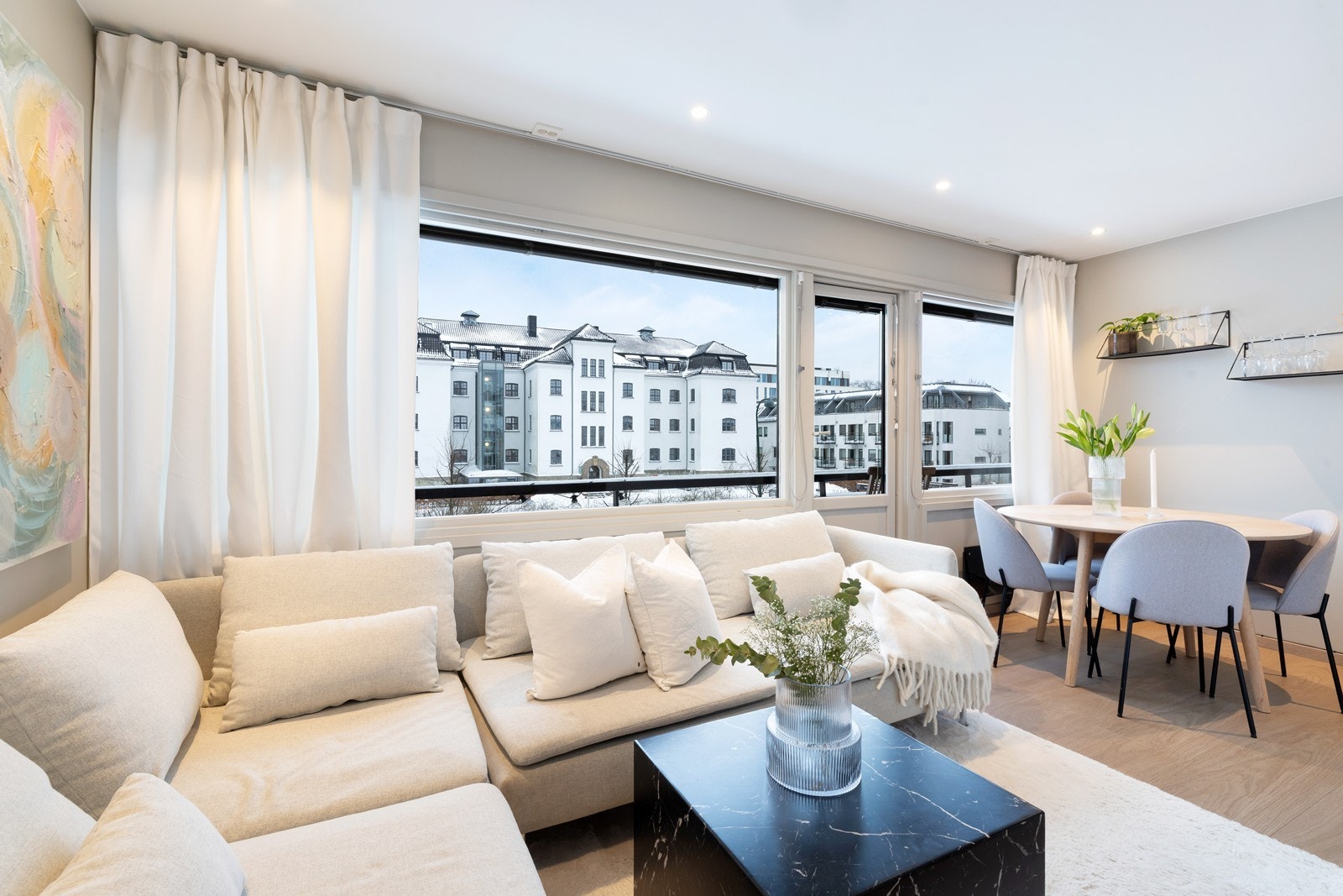 Fra stue er det utgang til balkong med formiddagssol Galleribilde