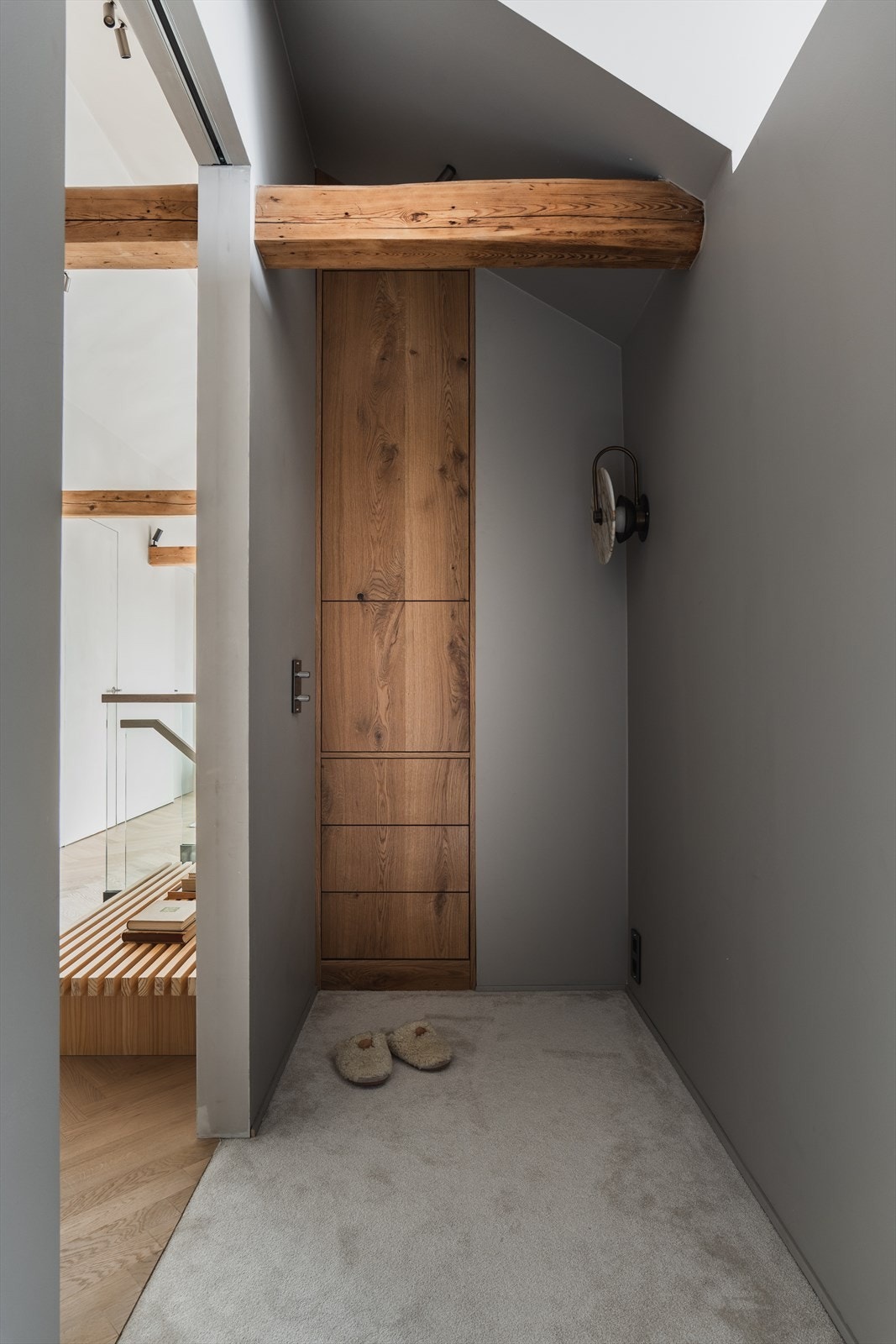 I 5.etasje finner vi 3 soverom, hvorav hovedsoverom med vegg til veggteppe fra House of Creation Galleribilde