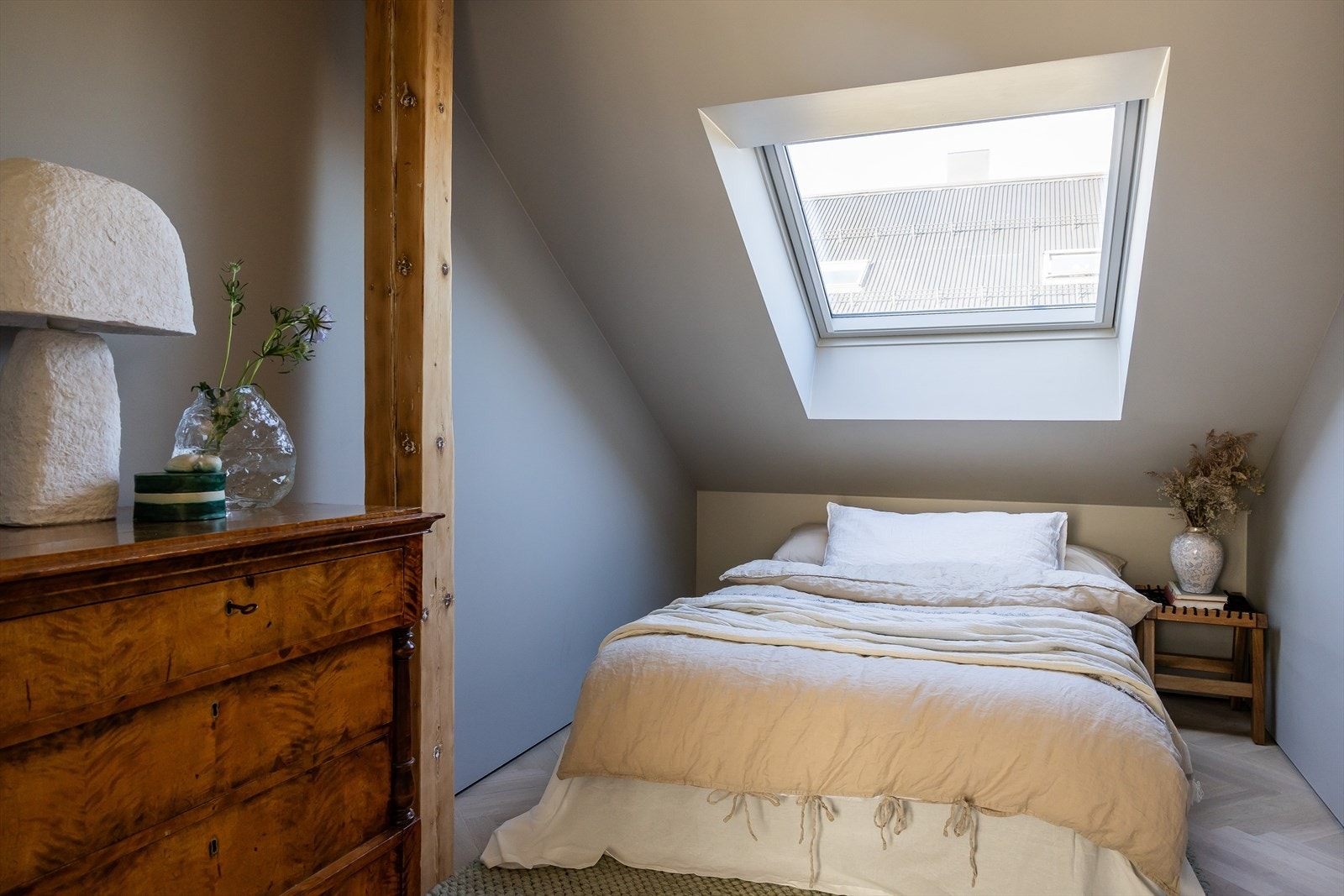 Soverom 2 -legg merke til den listefrie overgangen mellom vegg og gulv Galleribilde