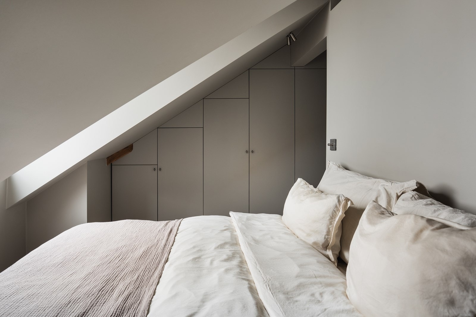 Soverommet har også en innebygd, snekkekrtilpasset garderobe - både praktisk og plassbesparende Galleribilde