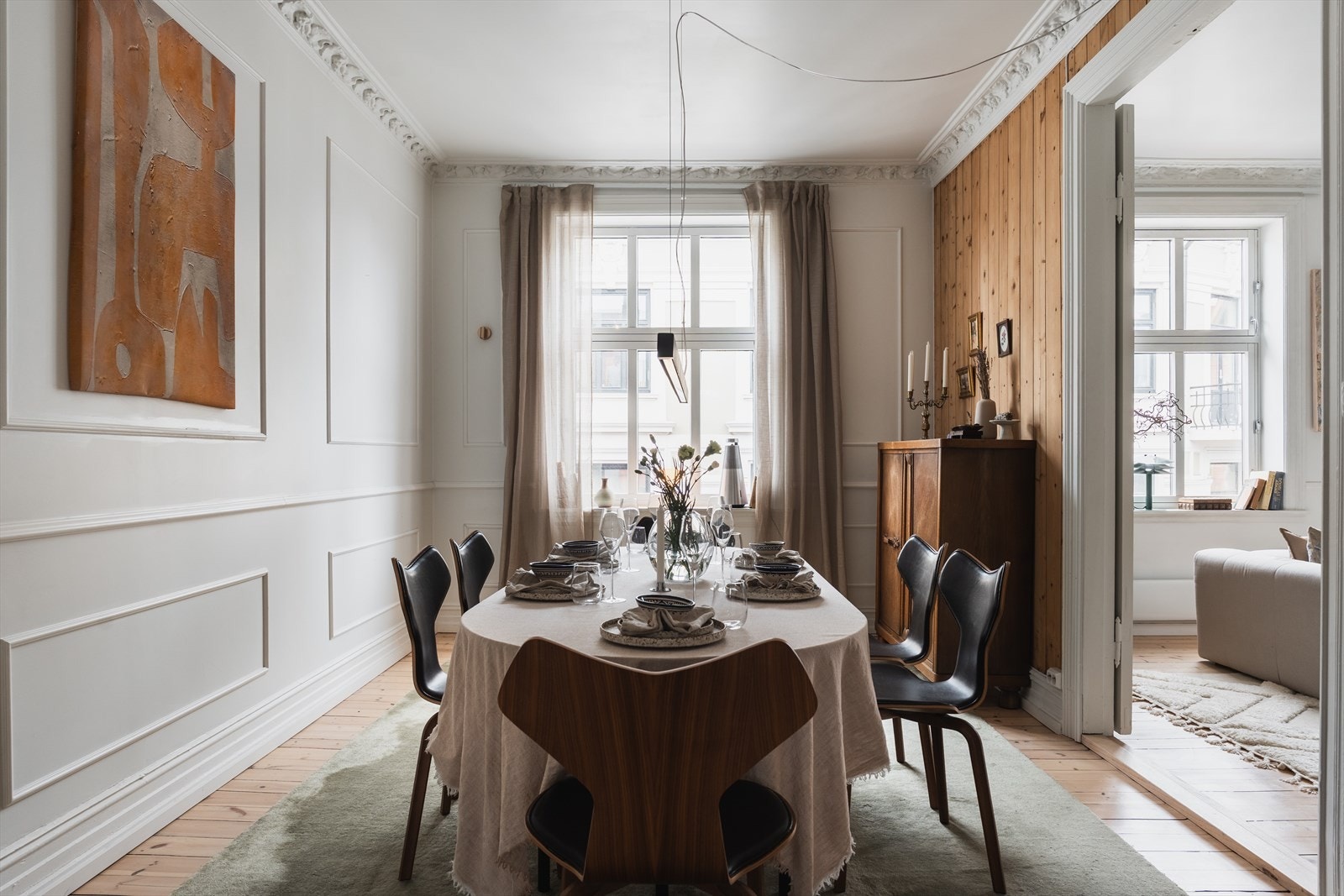 Lekre dobbeldører binder spisestue og stue sammen Galleribilde