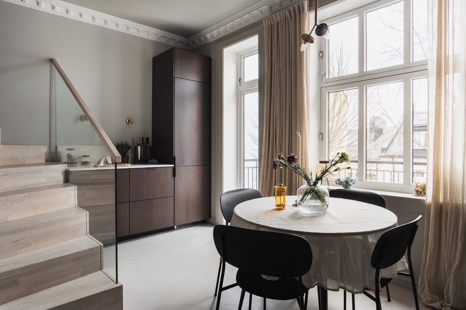 Gulvet er lagt med varmekabler og microsement fra Sensorama Galleribilde