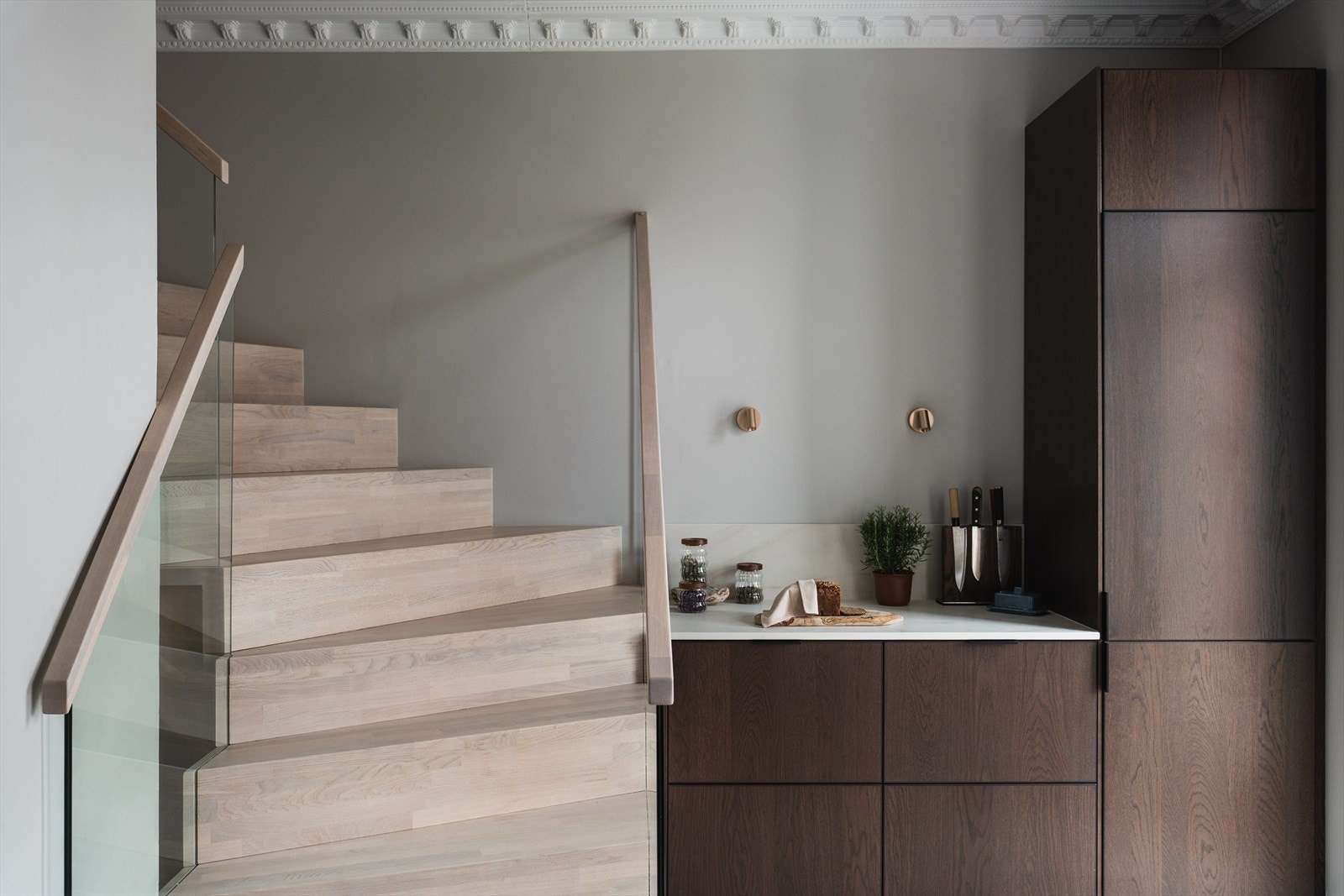 Leiligheten har to fulle etasjer med naturlig inndeling mellom sosiale rom og private soner. Galleribilde