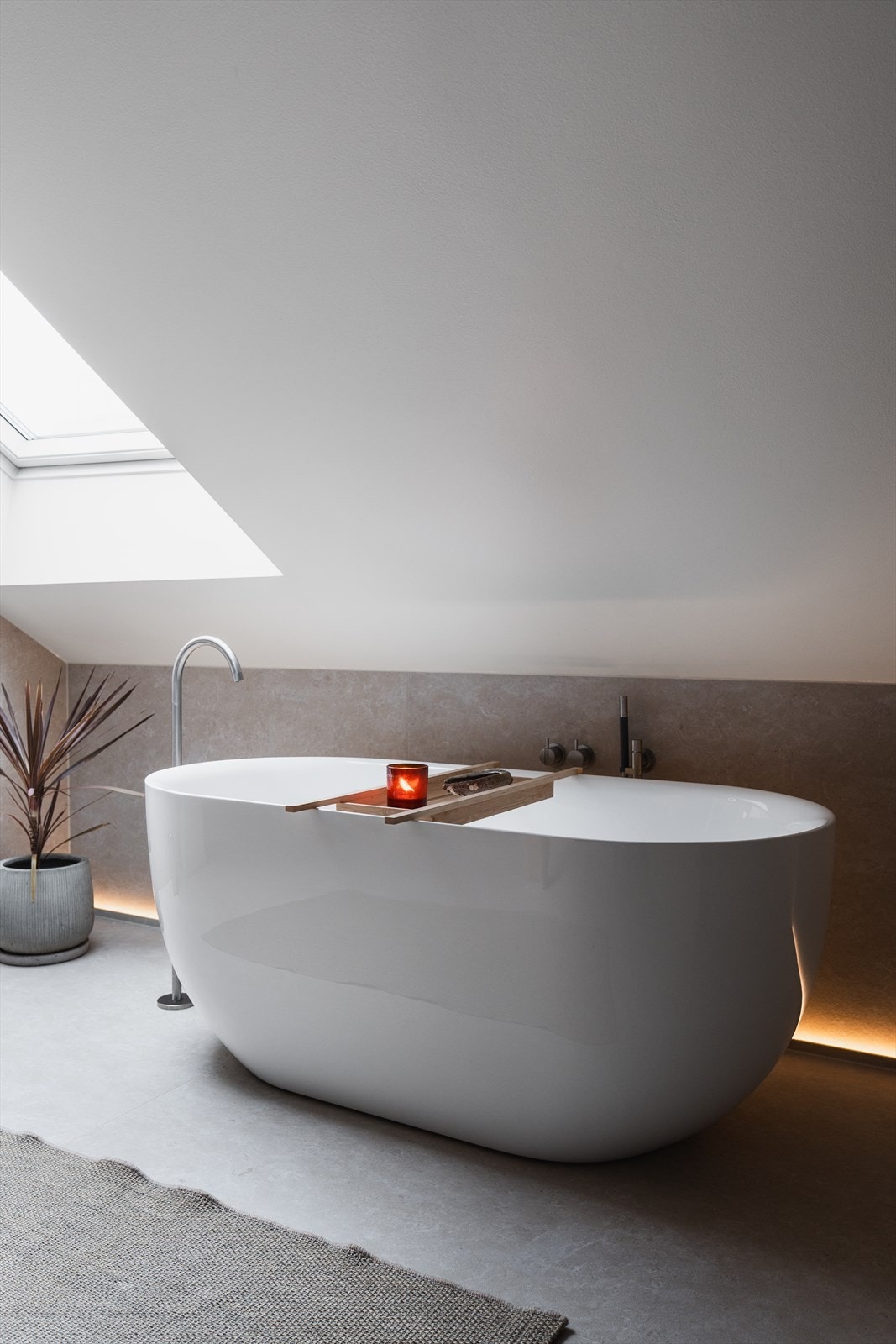 Lysplanen i badet har fokus på soft belysning Galleribilde