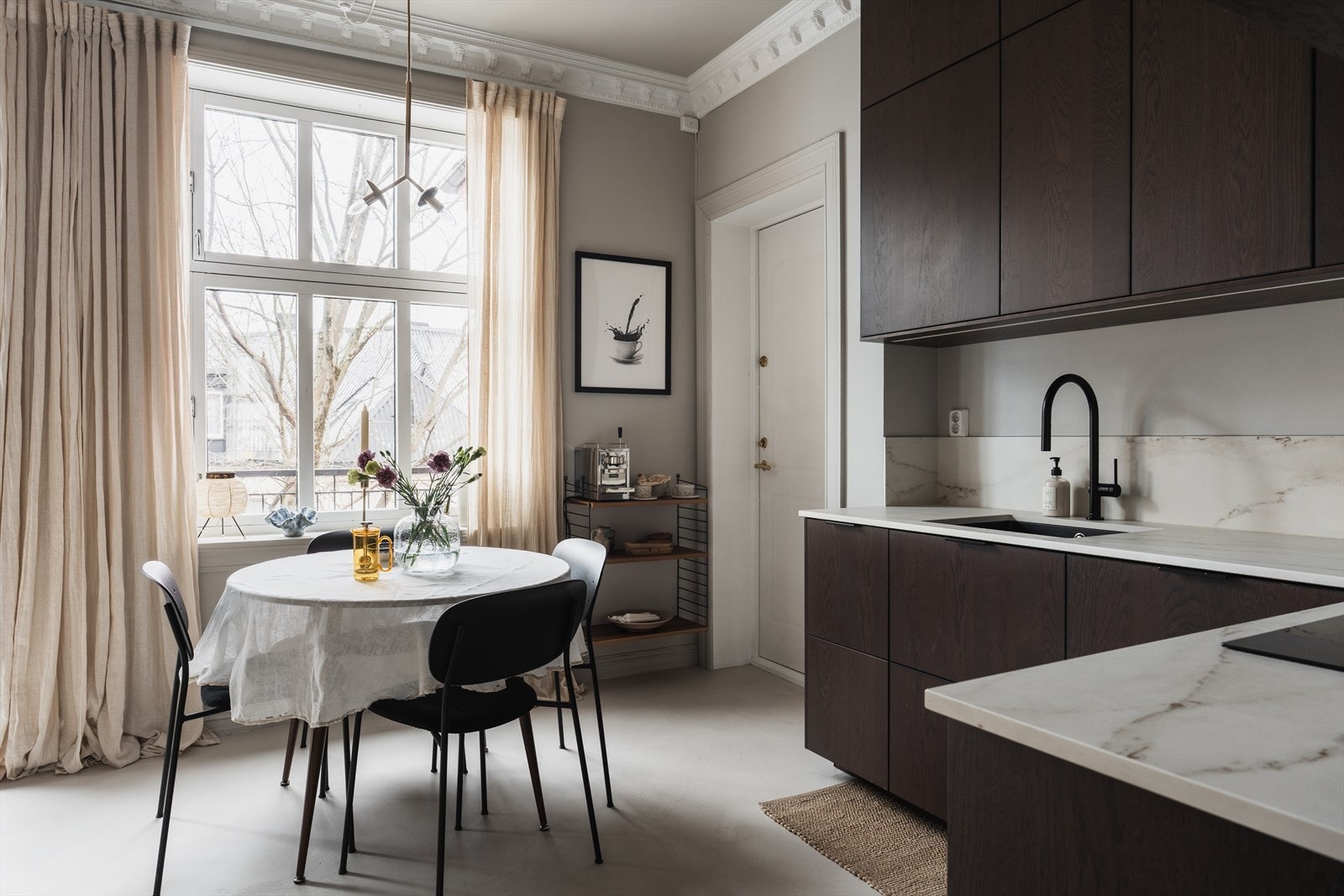 Fra kjøkken er det adgang til deilig balkong vendt mot rolig bakgård - skjermet og solrik Galleribilde