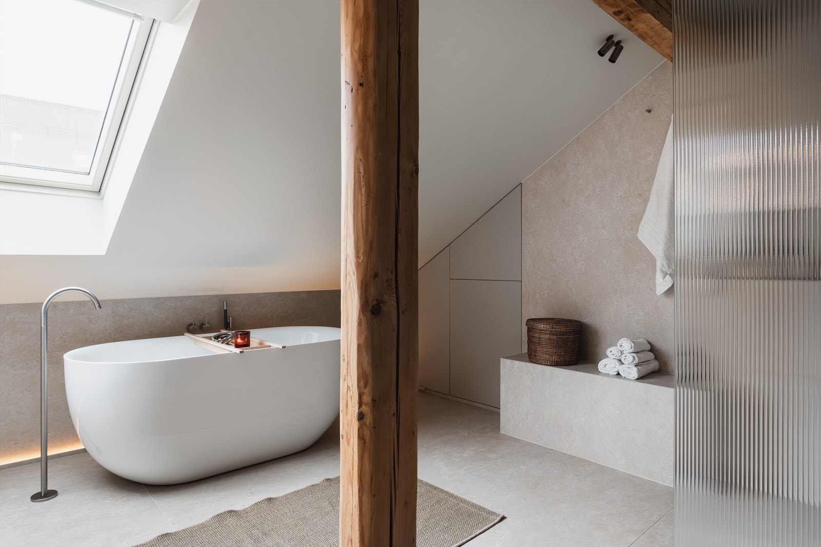 Lekkert og flislagt bad/vaskerom fra 2023 med termostatstyrte varmekabler på gulv. Rommet har flislagte vegger og glatt malt himling med downlights og skråtak Galleribilde