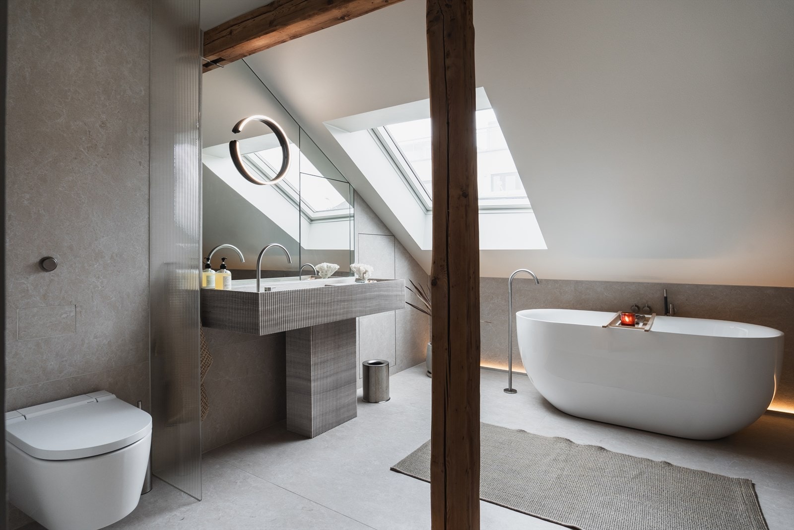 Badekar fra Mora Mare, armaturer fra Vola og rillede glasskillevegger fra Oslo Glass. Galleribilde