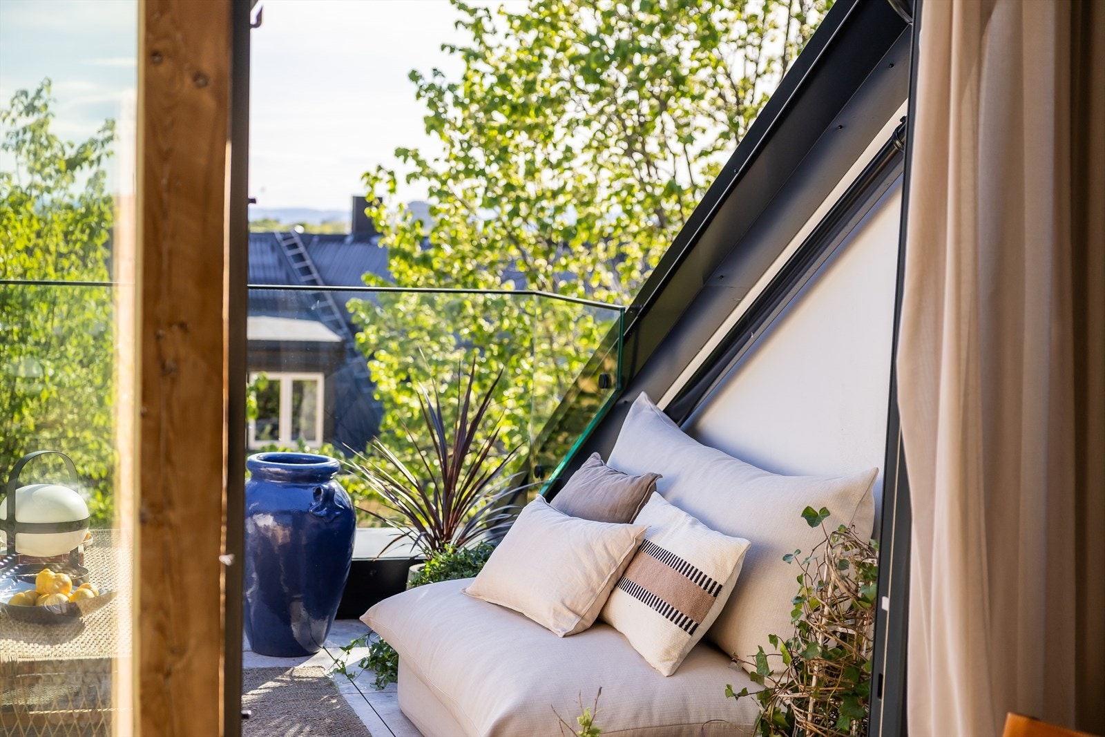 Sommerbilde av terrasse. Foto: Anne Andersen Galleribilde