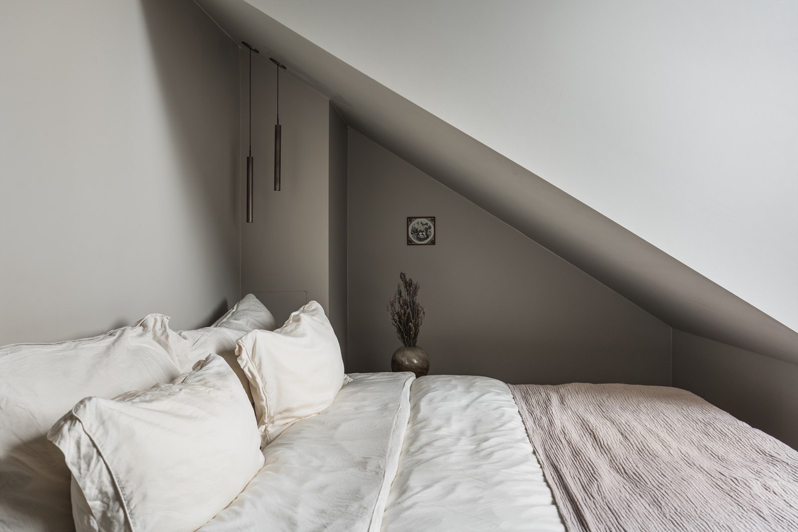 Soverom i lune farger med vegg til vegg teppe fra House of Creation Galleribilde