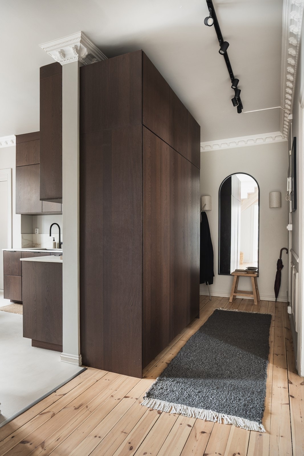 Romslig entrè med garderobeskap for optimal oppbevaring Galleribilde