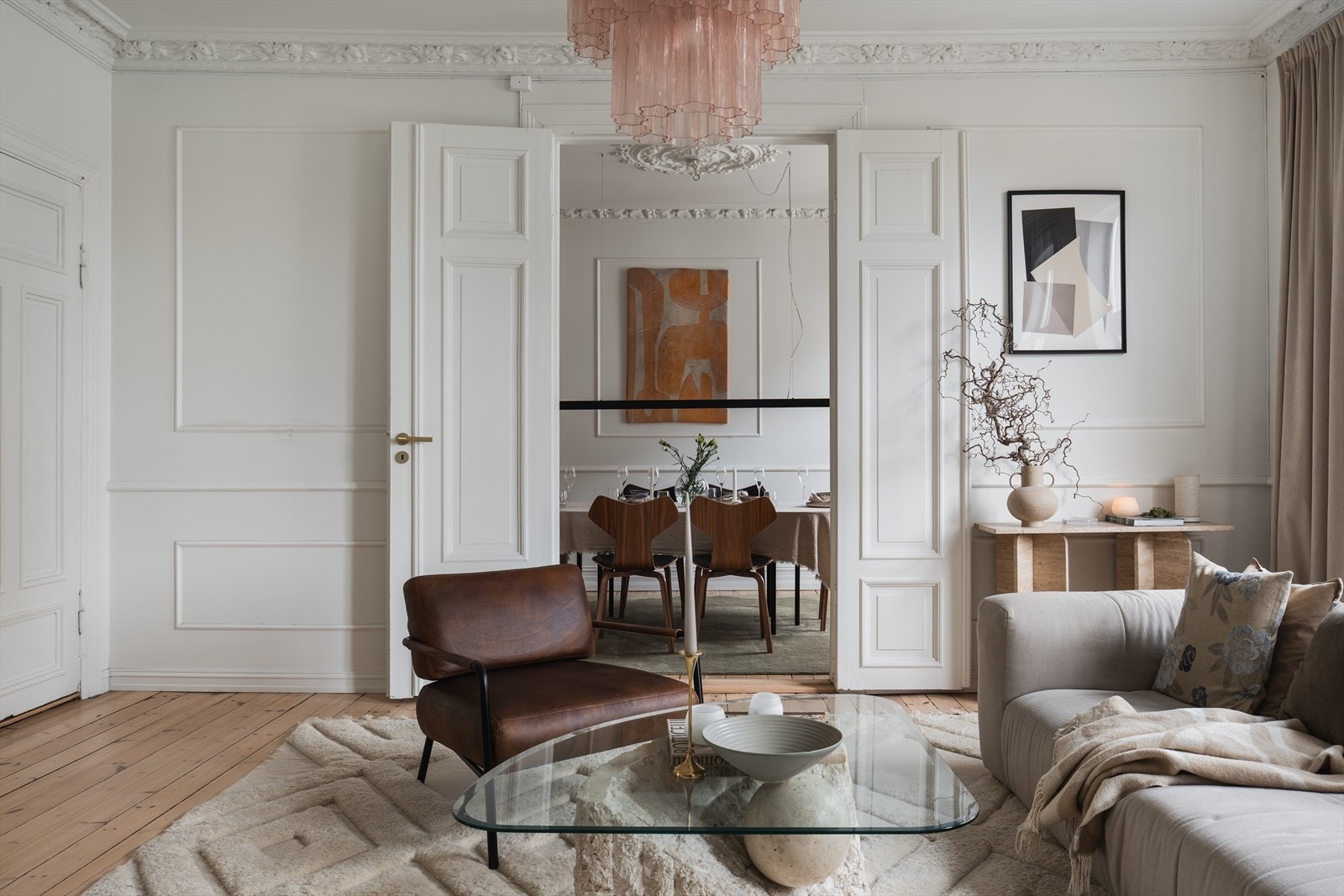 Det er gjennomgående tregulv i 4.etasje med microsement på kjøkken. Legg også merke til de flotte detaljene som rosett, stukkatur og listverket i flere rom Galleribilde