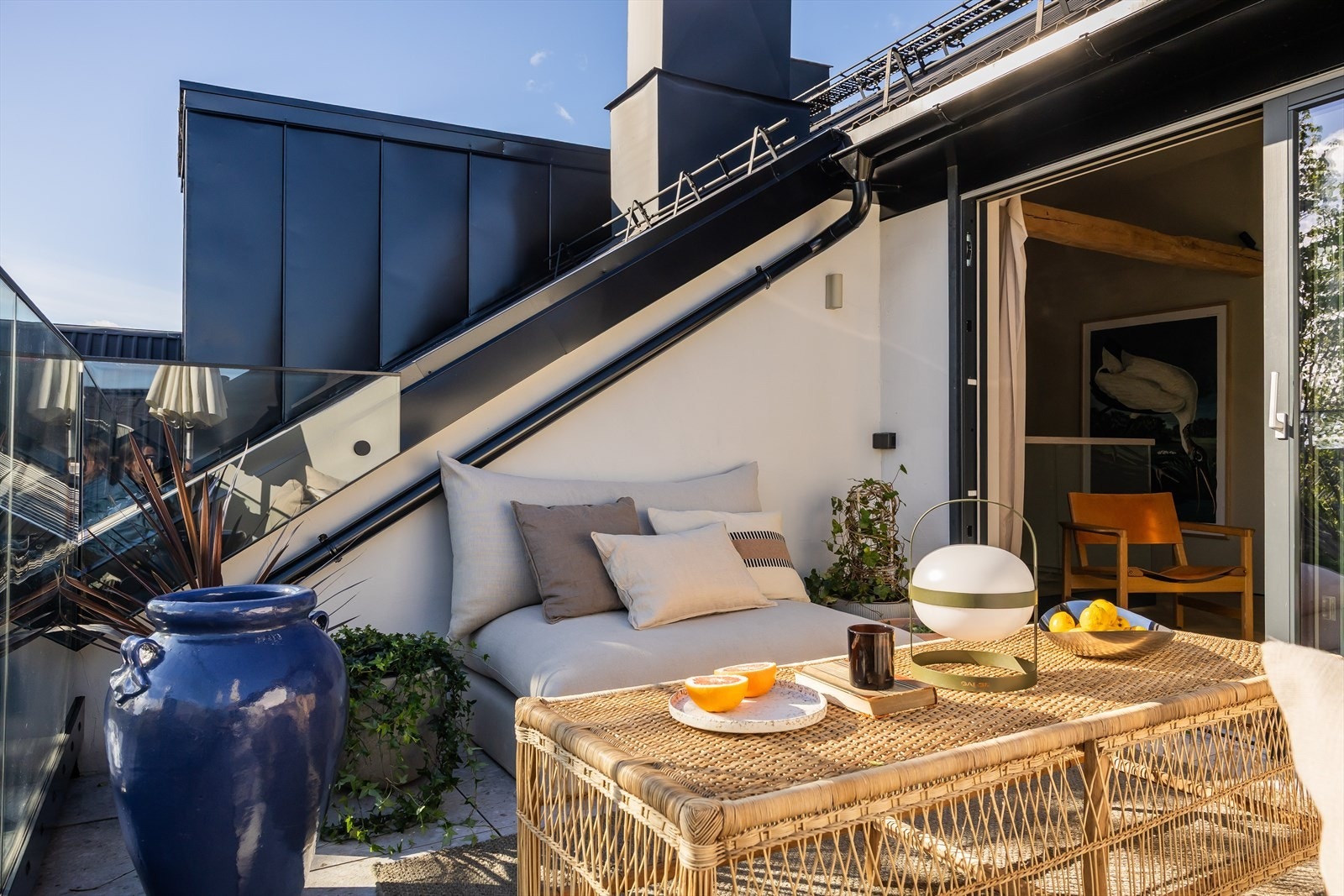 Sommerbilde av terrasse. Leiligheten opptar byggets øverste nivåer som oppleves luftig og privat Galleribilde