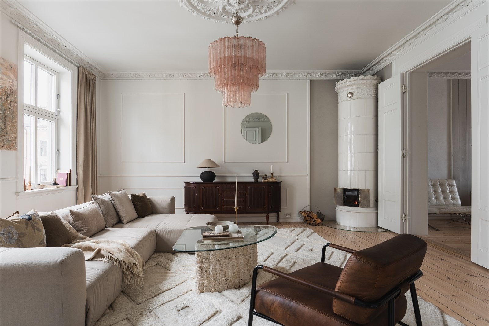 I stuen finner vi en lekker og tidløs kakkelovn som varmer godt på kjølige vinterdager Galleribilde