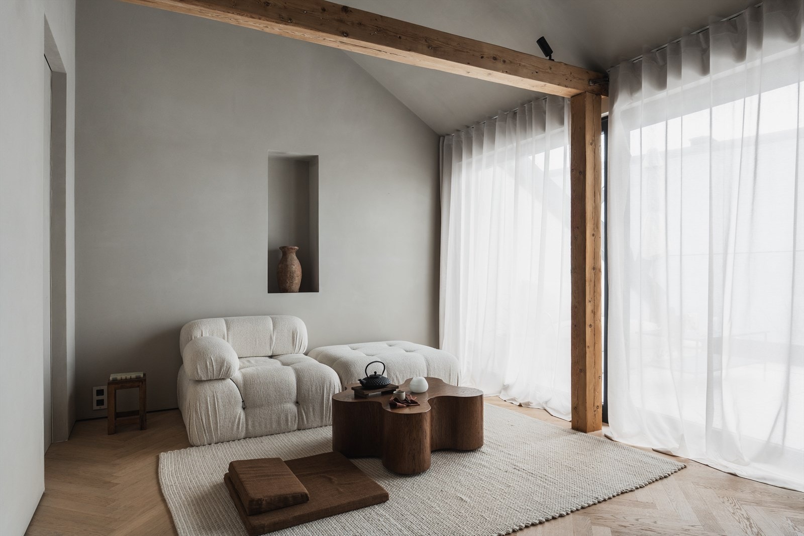 Fiskebensparkett fra Hawoods Norge. Etasjen preges av listefrieløsninger Galleribilde