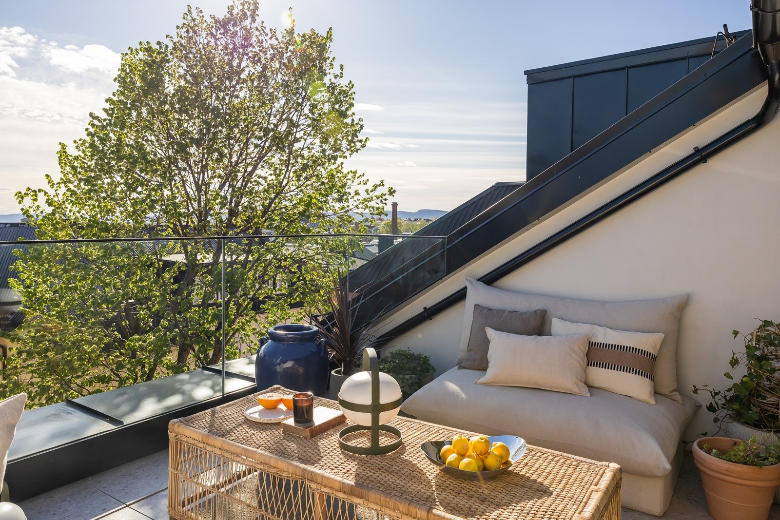 Leiligheten utgjør totalt 184 kvm gulvareal, inneholder fire soverom, to bad, balkong og en fantastisk takterrasse med meget gode solforhold Galleribilde