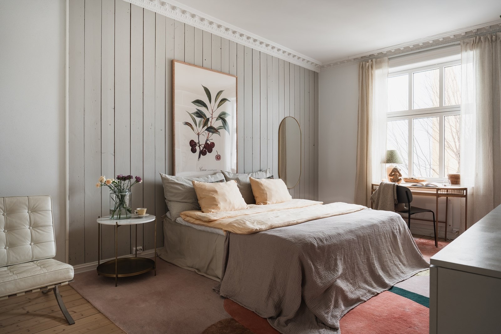 Hovedsoverommet er av god størrelse med plass til dobbeltseng og oppbevaring Galleribilde