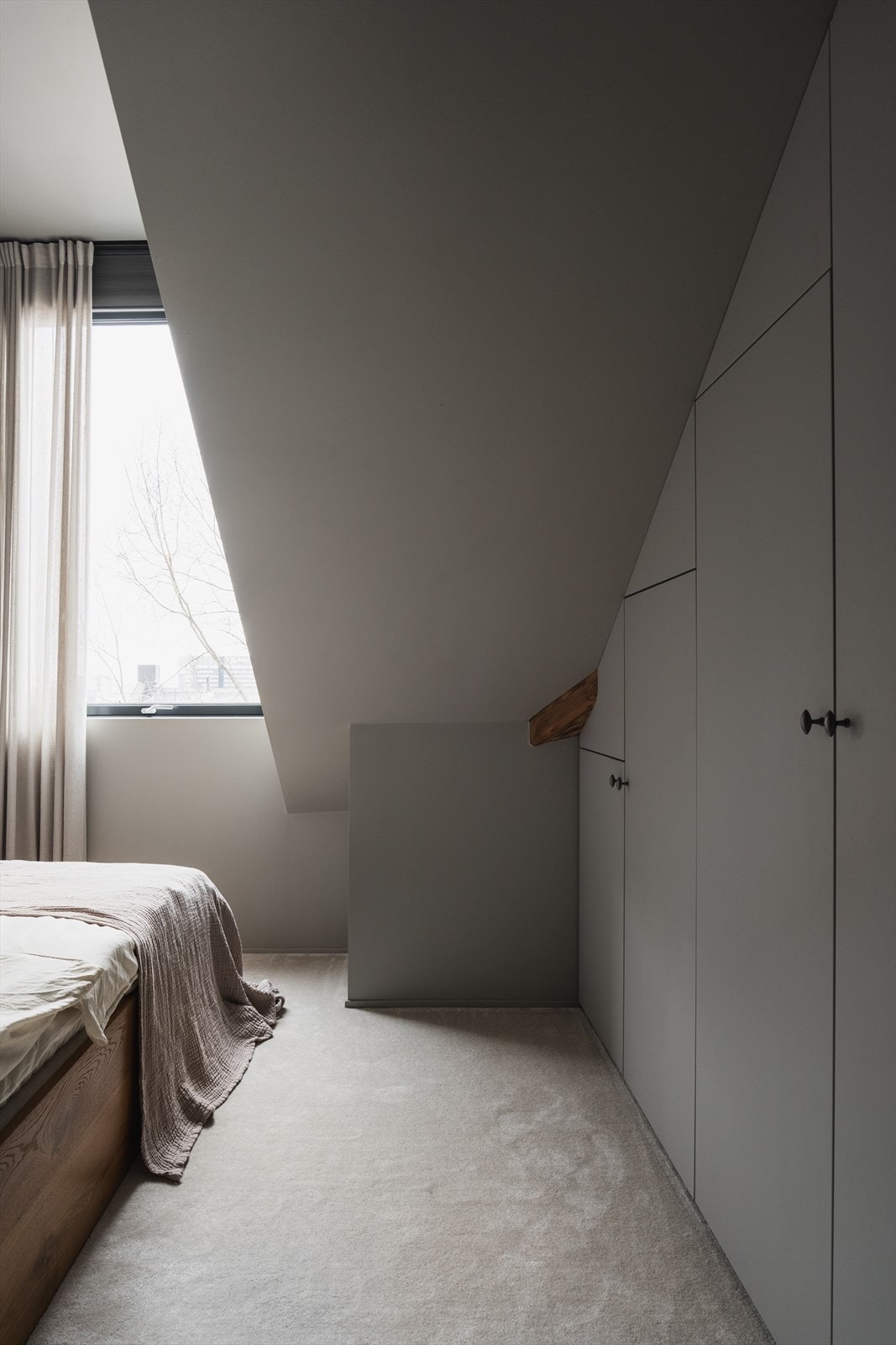 Innfelt belysning i deler av garaderoben og smarte gulv til tak-løsninger. Galleribilde