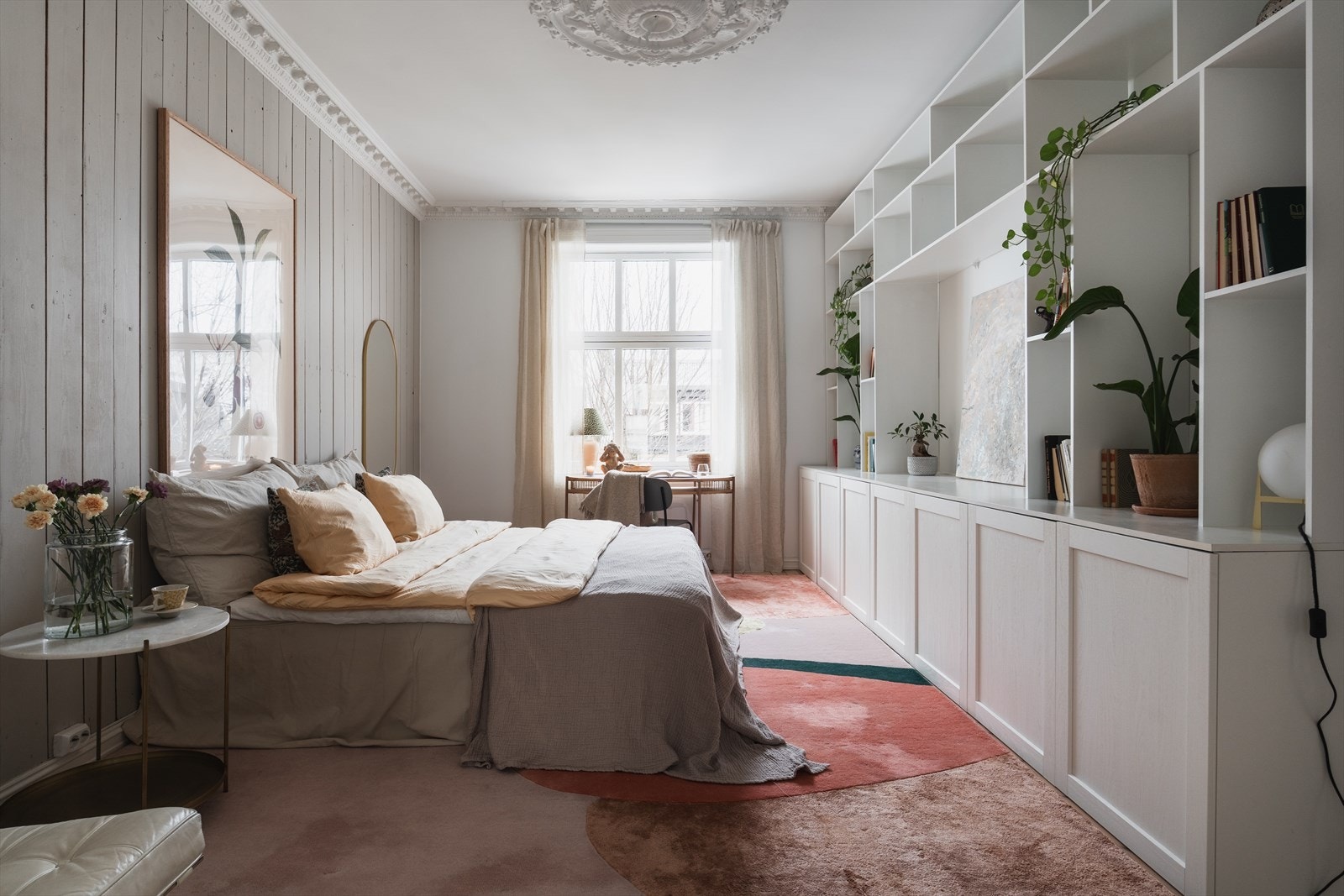 Hovedsoverom med plassbygget hylleløsning Galleribilde