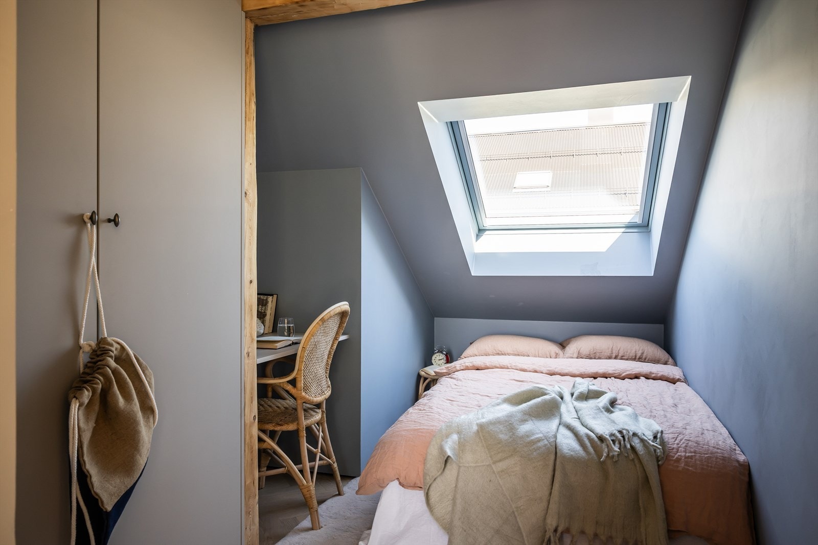 Soverom 3 har et plassbygget garderobeskap og pult - en praktisk løsning for studier eller hjemmekontor Galleribilde