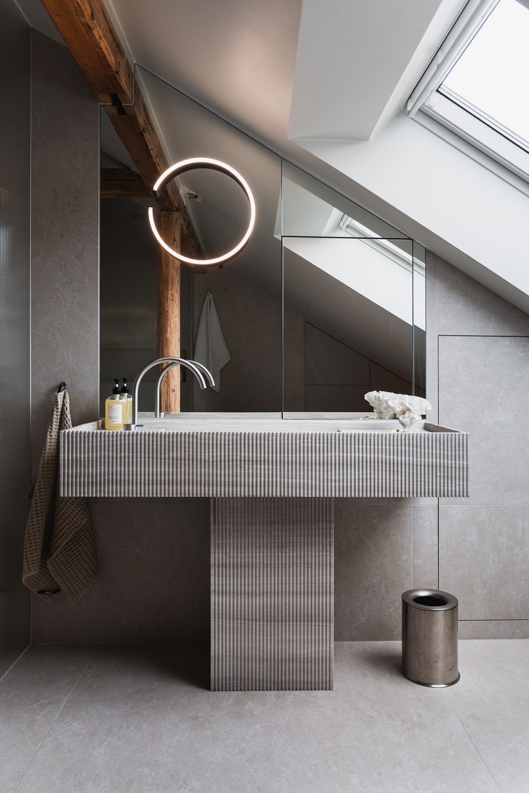 Fliser fra Bella Studio og en spesialdesignet marmorvask designet av House of Creation. Opplegg for vaskemaskin i plassbygget skap Galleribilde