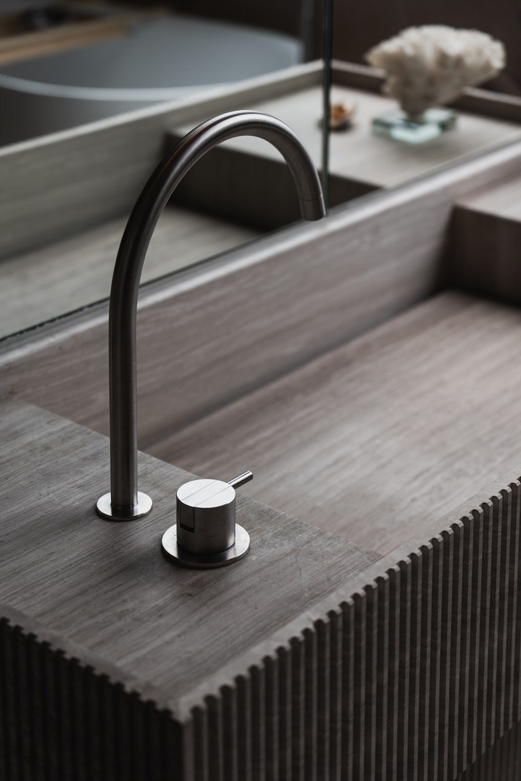 Badet har flere påkostede løsninger som spesial designet marmorvask fra Italia, designet av House of Creation. Armaturer fra Vola Galleribilde