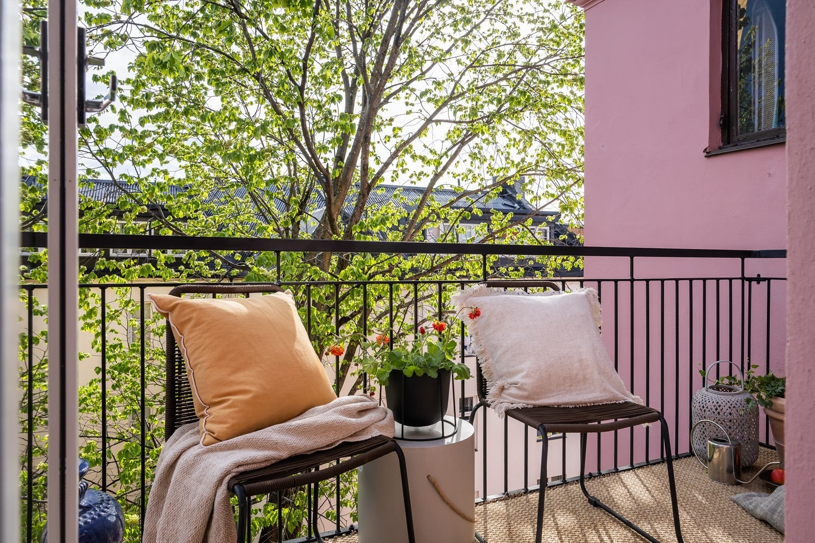 Nyt frokosten med fantastisk utsyn mot almene. Det er god plass til grill på balkongen, som ligger i tilknytning til kjøkkenet Galleribilde