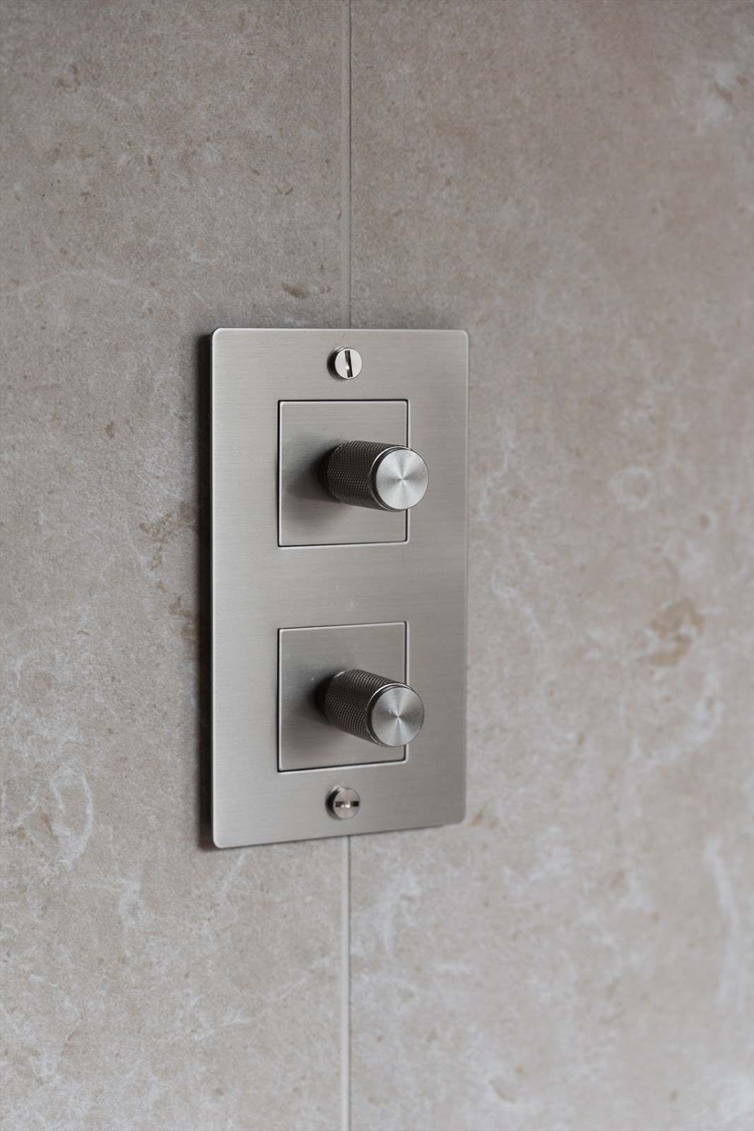 Brytere og stikkontakter fra Buster and Punch, også på badet Galleribilde