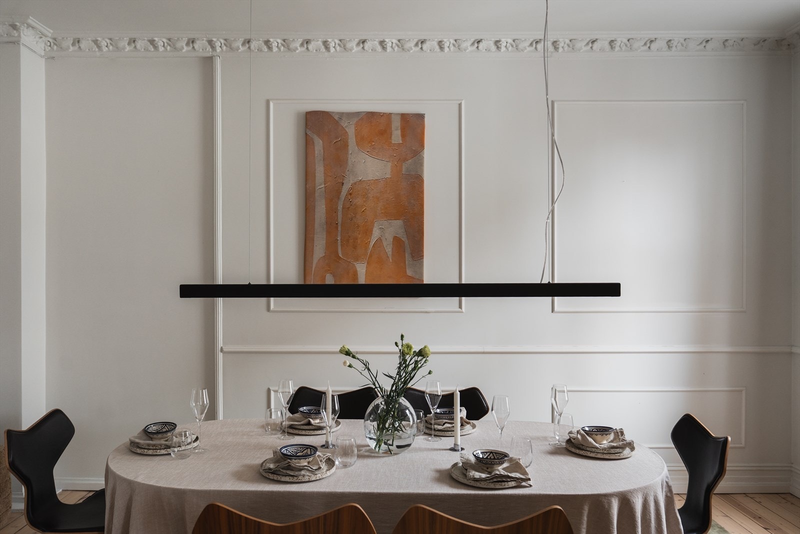 Spisestue - her er det god plass til selskap og sosiale sammenkomster. Hele etasjeplanet ble totalrenovert i 2022 Galleribilde