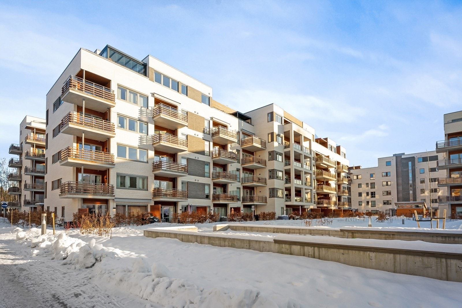 Pent opparbeidet fellesområder med asfalterte gangveier, plenarealer, trær og øvrig beplantning. Galleribilde