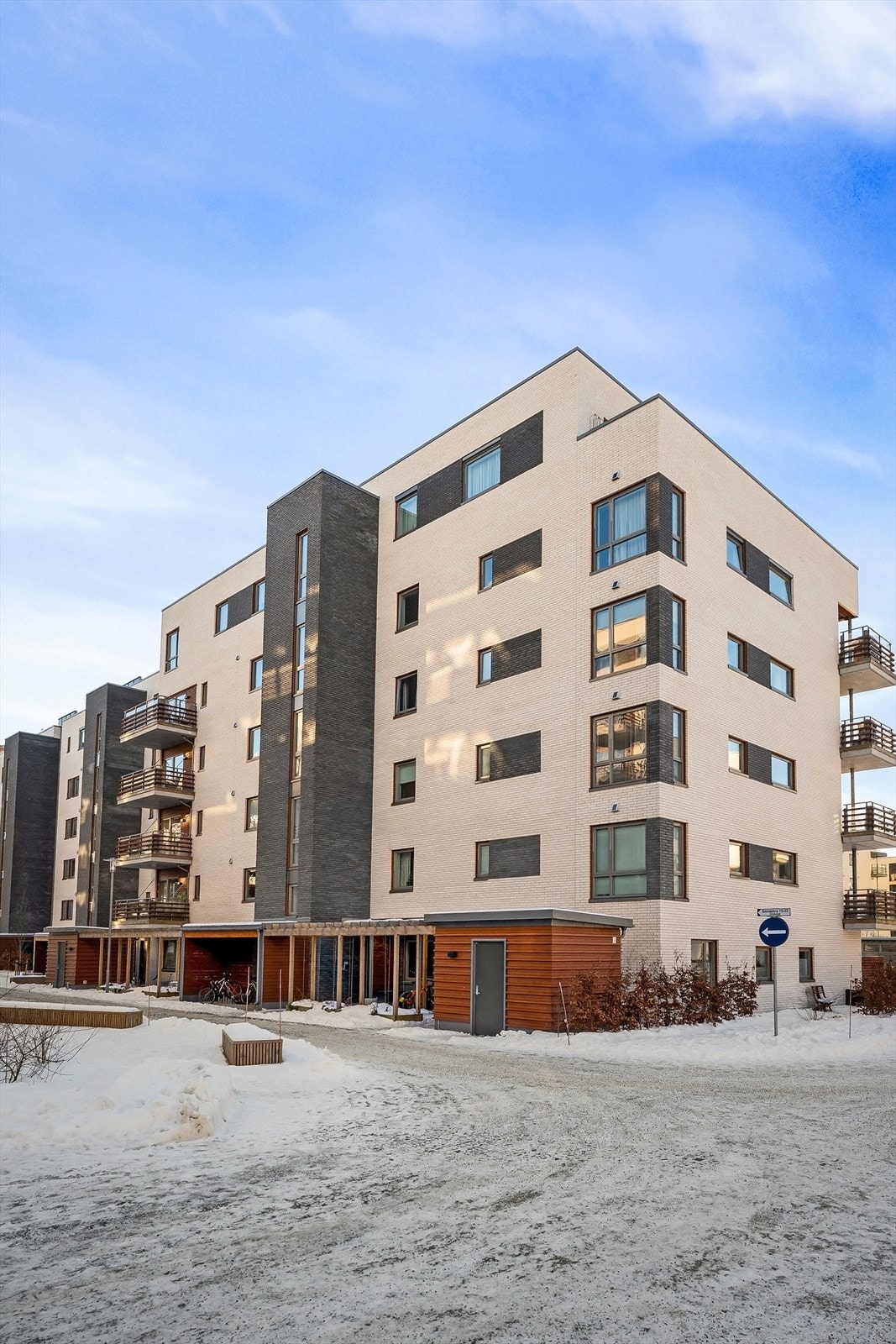 Sandekra 17 ligger i et etablert og rolig boligområde med naturskjønne og landlige omgivelser mellom Hvalstad og Sandvika. Galleribilde