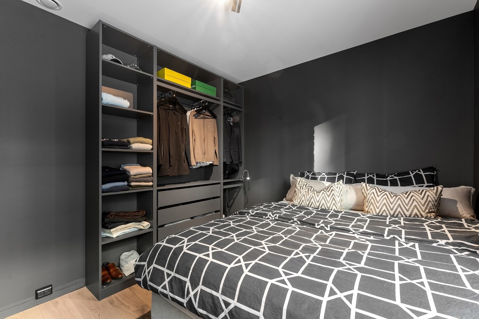 Rommet er malt i mørk fargetone, og gulvet er belagt med 1-stavs parkett med vannbåren gulvvarme. Galleribilde