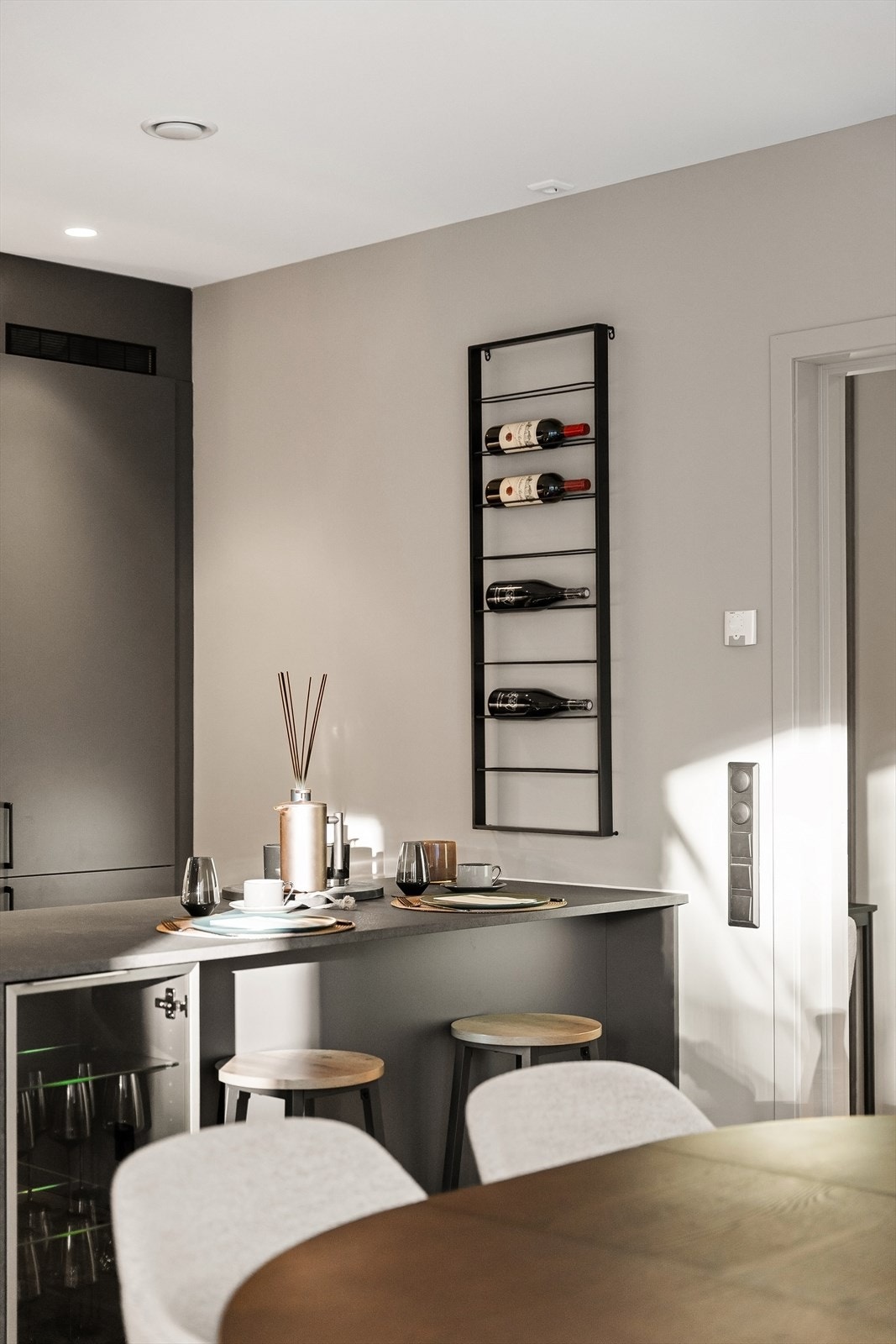 Under tilvalgsprosessen ble kjøkkenet oppgradert med en skreddersydd kjøkkenøy fra Sigdal. Galleribilde