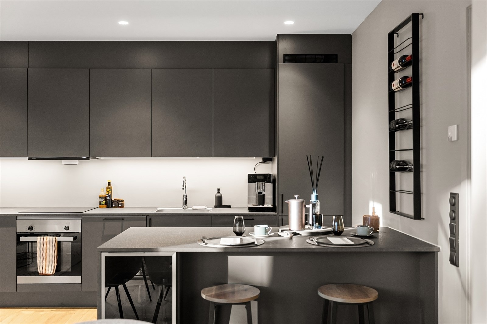 Kjøkkenet er utstyrt med kjøl-/fryseskap, oppvaskmaskin, platetopp, stekeovn, vannstoppsystem og komfyrvakt. Galleribilde