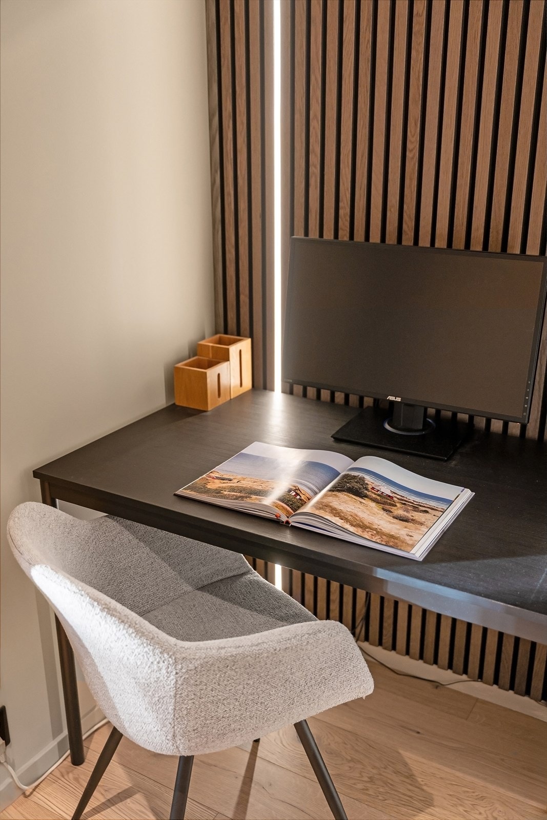 Spilepanel fra WoodUpp Akupanel og LED-belysning. Galleribilde