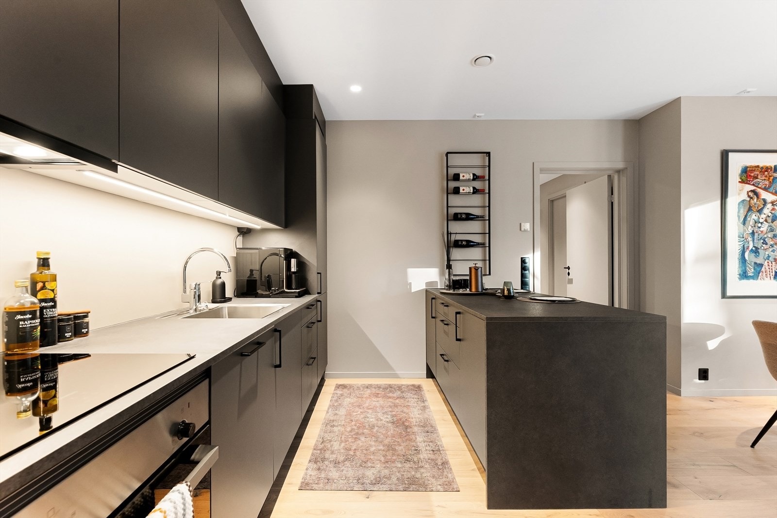 Kjøkkenventilator fra Røroshetta er installert, med avtrekk ført ut av leiligheten via kanal. Galleribilde