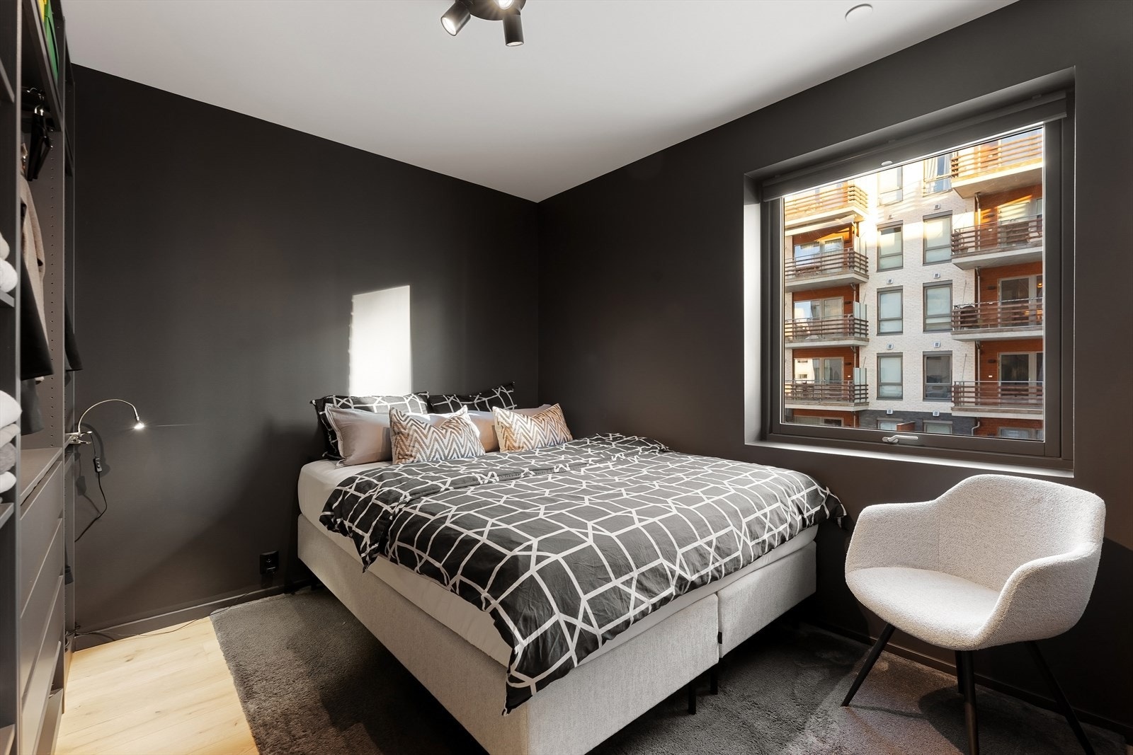 Romslig soverom med montert garderobeskap. Galleribilde