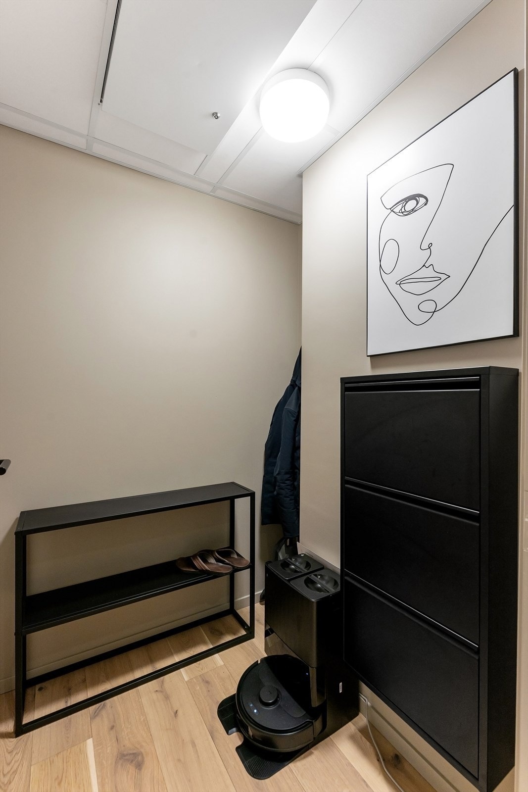 Bod med adkomst fra gangen. Galleribilde