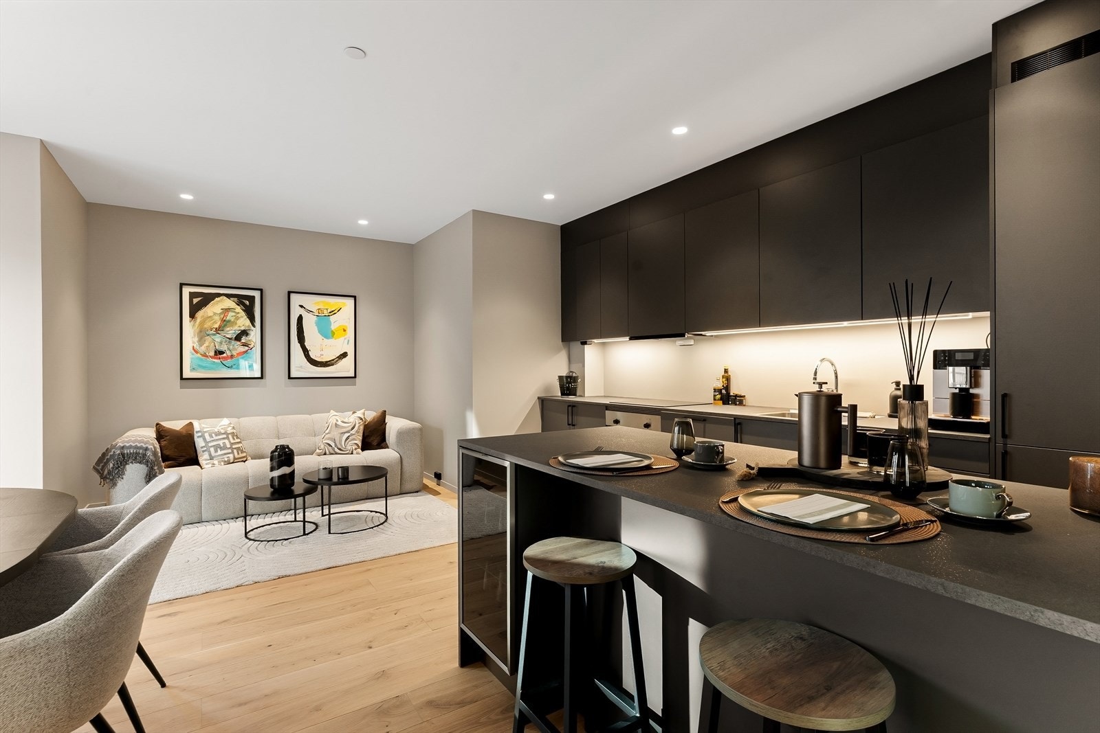 Veggene er malt i en tidsriktig fargetone og det er downlights i himlingen. Galleribilde